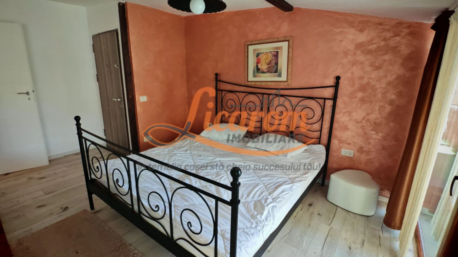 Vila 10 camere,pretabil compartimentare in 2 unitati separate,ASTRA. - Licarom Imobiliare propune spre vanzare in cartierul Astra apropiere de Calea Bucuresti o proprietate compusa din 10 camere care a fost amenajata modern si poate fi inchiriata pe termen lung sau in regim hotelier.
Proprietatea este compartimentata dupa cum urmeaza:
-PRIMA UNITATE LOCATIVA COMPUSA dintr-un studio (hol,baie,camera,dormitor si chichineta) și un apartament cu 2 dormitoare,2 bai si bucatarie .
-A DOUA UNITATE LOCATIVA COMPUSA dintr-un apartament cu 2 camere,chicineta si baie; alte doua camere cu baie proprie; si un apartament cu 2 camere,baie si chicineta.
Toate spatiile sunt recent amenajate(gresie,granit,parchet,faianta,geamuri termopan PVC,centrala termica pe gaz) -mobilate si utilate complet pentru a putea fi inchiriate pe termen lung sau pentru a putea functiona in regim de inchiriere hotelier.
MOMENTAN proprietatea este PARTIAL INCHIRIATA si produce venituri lunare de aproximativ 2500-3000 euro.
Curtea este frumoasa si curata.
Pretul este 328000 euro.
SE POATE VINDE TOATA SAU SEPARAT PE 2 UNITATI LOCATIVE .
Pentru mai multe informatii si vizionari,nu ezitati sa ne contactati la telefon 0723985424 Consultant imobiliar Liliana si 0741059397. Consultant imobiliar Calin