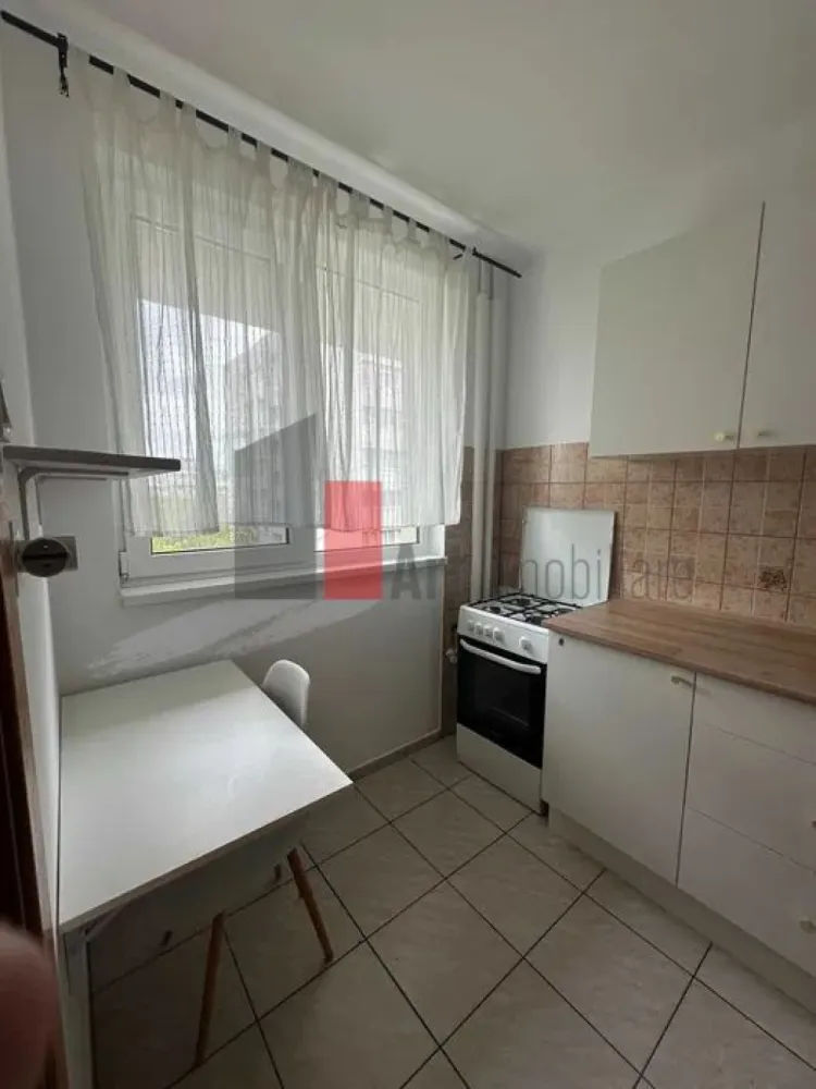 Apartament de inchiriat (pet friendly) cu 2 camere in zona Milahache/Chibrit - Apartament de închiriat în zona Mihalache, potrivit pentru persoane care își doresc un spațiu bine întreținut, amplasat într-o zonă echilibrată din punct de vedere urban, cu acces facil către puncte de interes și mijloace de transport. Proprietatea se remarcă printr-o compartimentare practică și prin faptul că a fost recent renovată, oferind un ambient curat și confortabil pentru viitorii chiriași.

Apartament 2 camere semidecomandat

Proaspăt renovat

Aproximativ 12 minute de mers pe jos până la metrou 1 Mai / Chibrit

Etaj 6 din 7, bloc cu lift

Confort 1

Complet mobilat și utilat

Bucătărie închisă

Balcon închis

Aer condiționat

Încălzire prin termoficare

Zonă liniștită, curată și verde

Locuri de parcare la liber în zonă

Pet friendly – se acceptă pisici

Condiții de închiriere: o lună chirie + o lună garanție.

Apartamentul este o alegere potrivită pentru cei care caută un echilibru între accesibilitate, liniște și funcționalitate, fiind amplasat într-o zonă bine cotată a orașului. Pentru informații suplimentare sau stabilirea unei vizionări, se poate transmite un mesaj în privat.