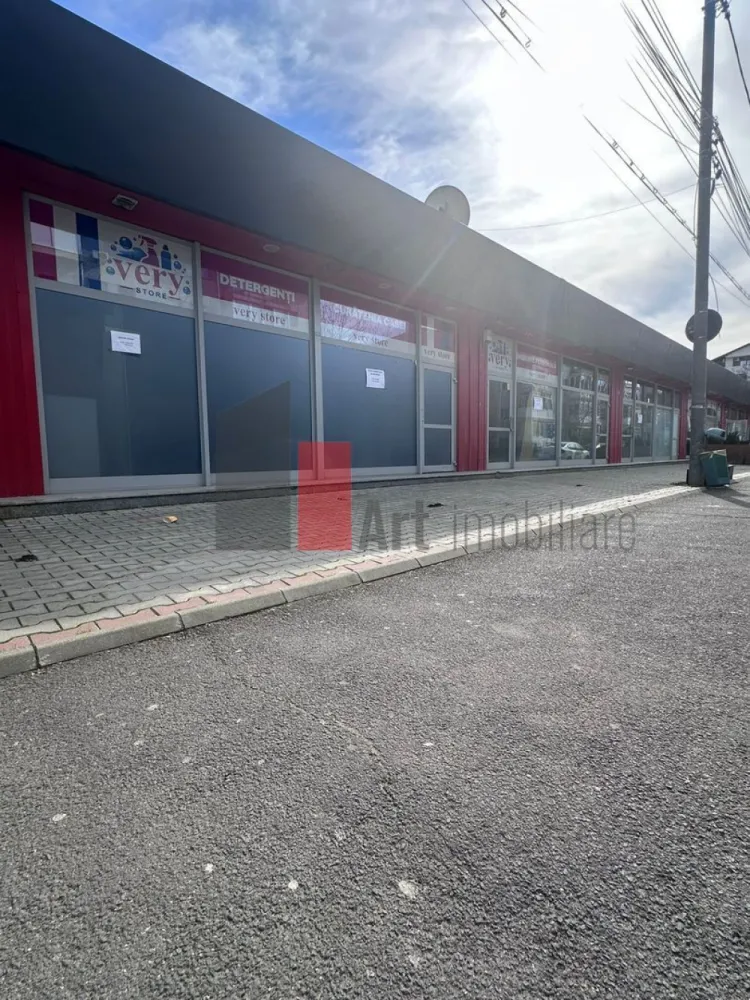 Spatiu Comercial de Inchiriat in Valea Oltului in cadrul unui complex comercial - Închiriere Spații Comerciale – Zona Valea Oltului | Complex Comercial | Vitrină

Se oferă spre închiriere patru spații comerciale situate într-un complex modern cu 20 de unități, poziționat strategic în zona Valea Oltului. Locația beneficiază de un vad comercial activ și de o vizibilitate excelentă, fiind ideală pentru retail sau servicii într-o zonă cu densitate rezidențială mare.

Complexul oferă un mediu de afaceri diversificat, asigurând un flux constant de clienți și o infrastructură modernă pentru desfășurarea activităților comerciale.

Detalii proprietate:

Suprafețe disponibile: trei spații de 20 mp și un spațiu de 40 mp

Unitățile sunt modulare, fiind separate prin pereți de rigips ce permit recompartimentarea ușoară

Flexibilitate la închiriere: spațiile se pot închiria individual, grupate câte 2, câte 3 sau toate cele 4 împreună

Spațiile se pot uni pentru a obține o suprafață totală adaptată nevoilor chiriașului

Vitrină generoasă la stradă: 5 metri liniari pentru fiecare spațiu de 20 mp și 10 metri liniari pentru spațiul de 40 mp

Unitatea de 40 mp este dotată cu grup sanitar propriu

Acces dublu: intrare principală direct din stradă și intrare secundară prin interiorul complexului

Posibilitate de amenajare terasă în față, pe trotuarul extins al complexului

Prețuri și condiții:

Chirie spațiu 20 mp: 500 Euro/lună

Chirie spațiu 40 mp: 1.000 Euro/lună

Disponibilitate imediată pentru contracte pe termen lung

Se percepe comision

Restricții activități (deja prezente în complex):

Nu se acceptă frizerie

Nu se acceptă cafenea

Nu se acceptă agenție de pariuri sportive

Avantaje și potențial comercial:

Flux pietonal intens asigurat de proximitatea zonelor rezidențiale dense din Valea Oltului

Vizibilitate maximă datorită tranzitului auto constant și vitrinelor largi

Poziționare strategică cu acces direct din trotuarul pietonal extins

Vad comercial deja format datorită celorlalte unități active din complex

Flexibilitate maximă în amenajare datorită structurii modulare și pereților de rigips

Terenul din fața spațiilor permite o expunere superioară și un acces facil pentru clienți

Zonă în continuă dezvoltare, ce garantează un aflux constant de noi clienți

Pentru mai multe detalii sau pentru programarea unei vizionări, vă stăm la dispoziție.
