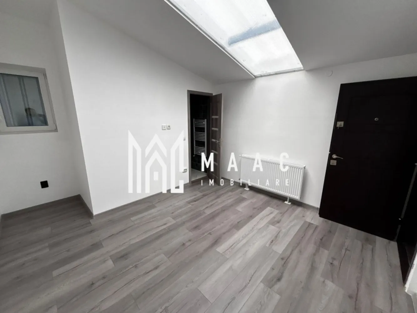 Cazare muncitori | Condiții bune | 25 lei/pers | Industrial Vest - Maac Imobiliare prezintă spații de cazare pentru muncitori, amenajate modern, ideale pentru echipe sau firme care caută confort și funcționalitate.

Imobilul este dispus pe 2 nivele – parter și etaj – și oferă camere spațioase, fiecare beneficiind de baie proprie pentru un plus de intimitate și confort.

Proprietatea dispune de:

camere care vor fi complet mobilate cu paturi și saltele;
bucătărie separată, aflată în curs de amenajare;
spațiu dedicat pentru spălătorie;
zonă open-space generoasă între camere;
finisaje moderne;
compartimentare practică și acces facil.

Preț: 25 euro/persoană – negociabil în funcție de numărul de persoane și perioada contractuală.

Ideal pentru firme care doresc să asigure condiții bune de cazare angajaților.

Pentru mai multe informații sau programarea unei vizionări vă rugăm să menționați la telefon numărul CP3082820.