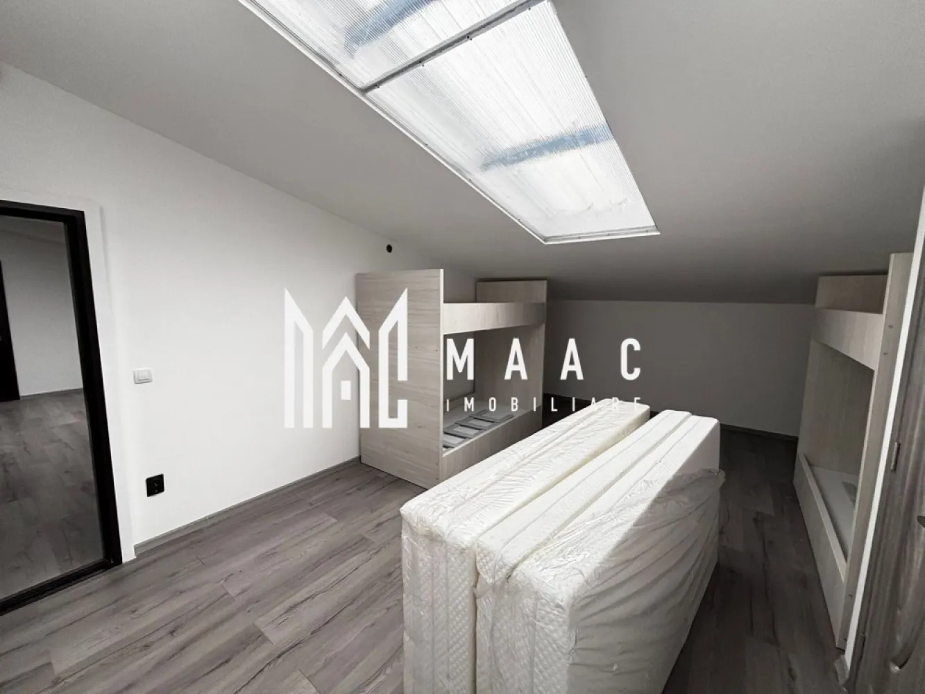 Cazare muncitori | Condiții bune | 25 lei/pers | Industrial Vest - Maac Imobiliare prezintă spații de cazare pentru muncitori, amenajate modern, ideale pentru echipe sau firme care caută confort și funcționalitate.

Imobilul este dispus pe 2 nivele – parter și etaj – și oferă camere spațioase, fiecare beneficiind de baie proprie pentru un plus de intimitate și confort.

Proprietatea dispune de:

camere care vor fi complet mobilate cu paturi și saltele;
bucătărie separată, aflată în curs de amenajare;
spațiu dedicat pentru spălătorie;
zonă open-space generoasă între camere;
finisaje moderne;
compartimentare practică și acces facil.

Preț: 25 euro/persoană – negociabil în funcție de numărul de persoane și perioada contractuală.

Ideal pentru firme care doresc să asigure condiții bune de cazare angajaților.

Pentru mai multe informații sau programarea unei vizionări vă rugăm să menționați la telefon numărul CP3082820.