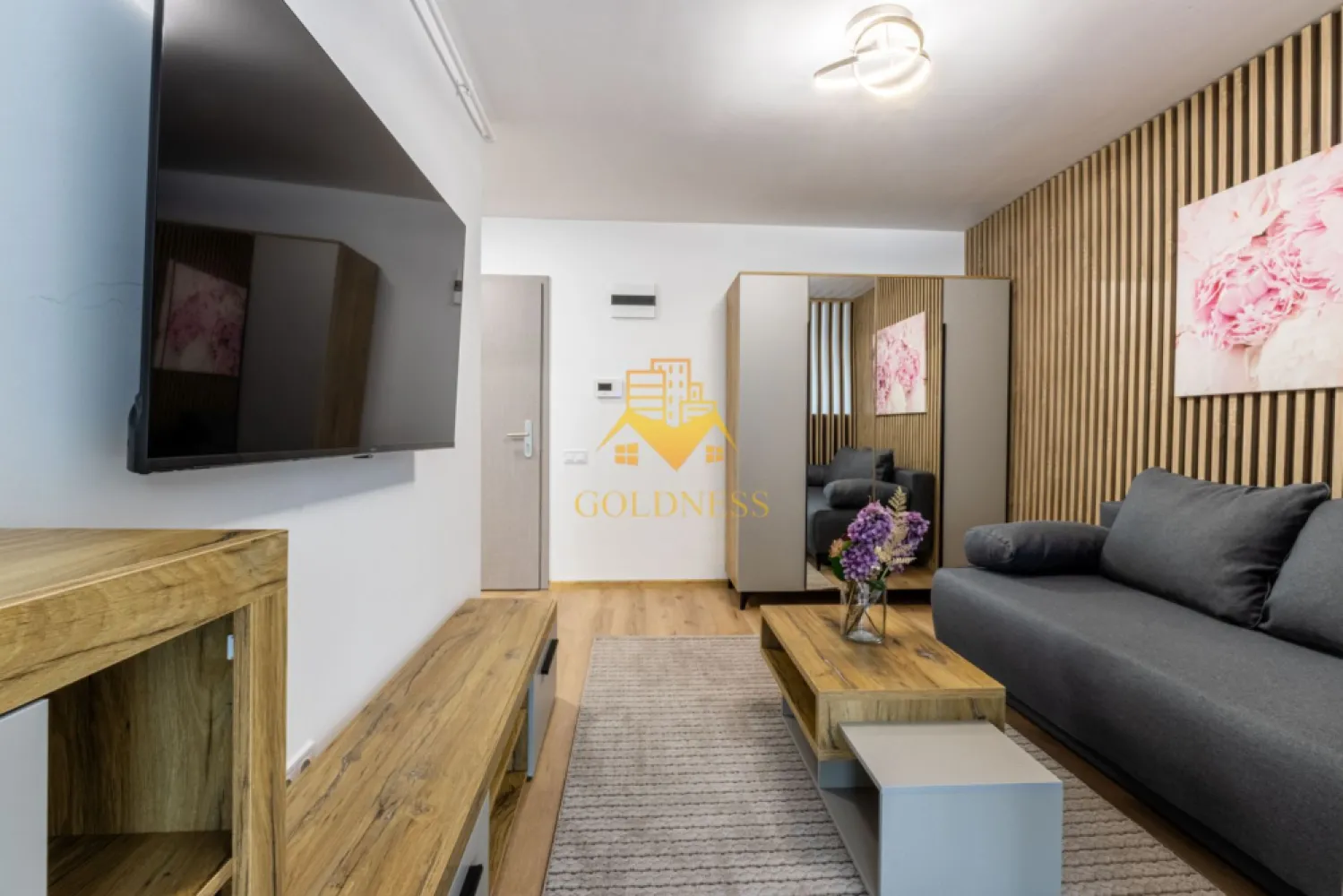 Studio, Ultrafinisat, bloc nou, Gheorgheni Zona Iulius Mall, FSEGA - GOLDNESS Imobiliare vă propune spre închiriere un apartament cu o camera complet mobilata și utilata, la etajul 6 într-un imobil de 7 etaje, în Cartierul Gheorgheni.
Dispune de loc de parcare subterana!
Se află în apropierea stațiilor de transport în comun, magazine, restaurante, spații verzi, farmacii, etc. 

Apartamentul este compartimentat astfel:
 - living cu bucatarie open space complet utilată și mobilată, canapea extensibilă, pat matrimonial, loc de servit masa
 - baie cu cabina de dus, calorifer port prosop și dulap pentru depozitare.
 - terasa de 5 mp.

Imobilul este dotat cu toate cele necesare- centrală proprie, frigider, aragaz, hotă, mașină de spălat haine, etc. 

Dacă sunteți interesați de acest apartament și doriți să îl vizionați, dar și pentru alte oferte nu ezitați să ne contactați telefonic sau prin e-mail. Vă stăm la dispoziție!
Pentru intermediere se percepe un comision de 50% din prețul chiriei!