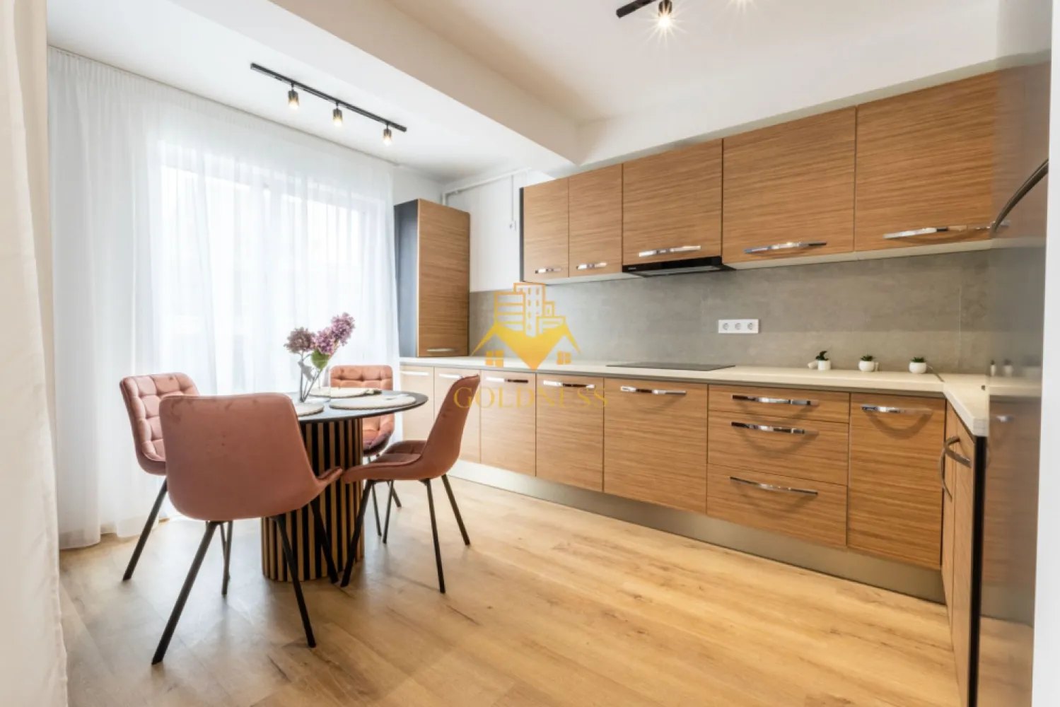 Studio, Ultrafinisat, bloc nou, Gheorgheni Zona Iulius Mall, FSEGA - GOLDNESS Imobiliare vă propune spre închiriere un apartament cu o camera complet mobilata și utilata, la etajul 6 într-un imobil de 7 etaje, în Cartierul Gheorgheni.
Dispune de loc de parcare subterana!
Se află în apropierea stațiilor de transport în comun, magazine, restaurante, spații verzi, farmacii, etc. 

Apartamentul este compartimentat astfel:
 - living cu bucatarie open space complet utilată și mobilată, canapea extensibilă, pat matrimonial, loc de servit masa
 - baie cu cabina de dus, calorifer port prosop și dulap pentru depozitare.
 - terasa de 5 mp.

Imobilul este dotat cu toate cele necesare- centrală proprie, frigider, aragaz, hotă, mașină de spălat haine, etc. 

Dacă sunteți interesați de acest apartament și doriți să îl vizionați, dar și pentru alte oferte nu ezitați să ne contactați telefonic sau prin e-mail. Vă stăm la dispoziție!
Pentru intermediere se percepe un comision de 50% din prețul chiriei!