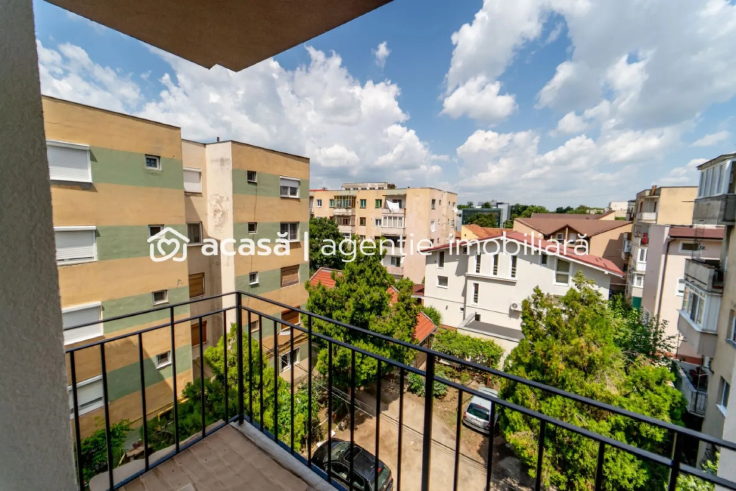 Apartament modern, pe str Tudor Vladimirescu Arad - Ești în căutarea unei proprietăți moderne, într-o zonă de top din Arad?

Pe strada Tudor Vladimirescu, într-un bloc nou, propun spre vinzare un apartament cu un dormitor, complet mobilat și utilat, aflat la etajul 3 din 4. Apartamentul este compus din bucătărie spațioasă cu loc de luat masa și acces pe balcon, coridor cu locuri de depozitare, dormitor cu pat matrimonial, baie cu cadă si fereastră de aerisire. Totodată la subsol apartamentul deține o boxă de 7,5 mp. 

Proprietăți de acest tip apar extrem de rar la vânzare!

Bucătăria spațioasă cu loc de luat masa, baia generoasă cu cadă și fereastră pentru aerisire naturală,
Centrala pe gaz și aerul condiționat nou îți garantează confortul deplin. 

Totul este pregătit pentru a te muta imediat sau pentru a închiria cu venituri din prima zi.

Programează acum o vizionare și descoperă de ce acest apartament este o alegere unică. 
Contact: Andrei Caracioni telefon 0757 662 907

Nu dispui de toată suma? Te ajutăm noi gratuit! Îți obținem oferte de la 16 bănci.

Ai o proprietate de vânzare în Arad și vrei să știi cât valorează cu adevărat?
Sună-mă pentru o evaluare gratuită, fără obligații.

Birou: ACASĂ | Agenție imobiliară Arad
Bulevardul Decebal 2, Arad 310133

Cod proprietate: CP2694988