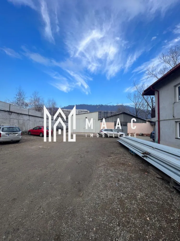 Teren | 4136 MP | Bloc D+P+3+4R+5R - MAAC Imobiliare vă propune spre vânzare un teren intravilan cu suprafața de 4.136 mp, situat în zona centrală a municipiului Râmnicu Vâlcea, într-o arie aflată în plină dezvoltare rezidențială, cu numeroase blocuri finalizate sau în curs de execuție în imediata vecinătate. Terenul beneficiază de toate utilitățile și are o deschidere stradală generoasă de 36 metri liniari, fiind împrejmuit cu gard zidit. În prezent, proprietatea are destinație industrială, cu hale de producție amplasate, însă reprezintă o oportunitate excelentă pentru dezvoltare rezidențială. Conform Certificatului de Urbanism, terenul permite realizarea unui imobil tip bloc, cu următoarele caracteristici: * regim de înălțime: D+P+3+4R+5R * suprafață construită totală: aprox. 7.000 mp * suprafață utilă: aprox. 6.000 mp * demisol destinat parcărilor * zone de spații verzi și spații de joacă pentru copii Pentru o mai bună vizualizare a potențialului, este atașată și macheta proiectului propus. Preț de vânzare: 250 euro/mp + TVA În cazul achiziției de către persoană juridică, se aplică taxare inversă pentru TVA, conform legislației în vigoare. Datorită amplasării centrale, suprafeței generoase și parametrilor urbanistici favorabili, această proprietate reprezintă o oportunitate solidă pentru dezvoltatori imobiliari. Pentru informații suplimentare și detalii complete, vă invităm să contactați MAAC Imobiliare. id: CP2860099 - SP }}