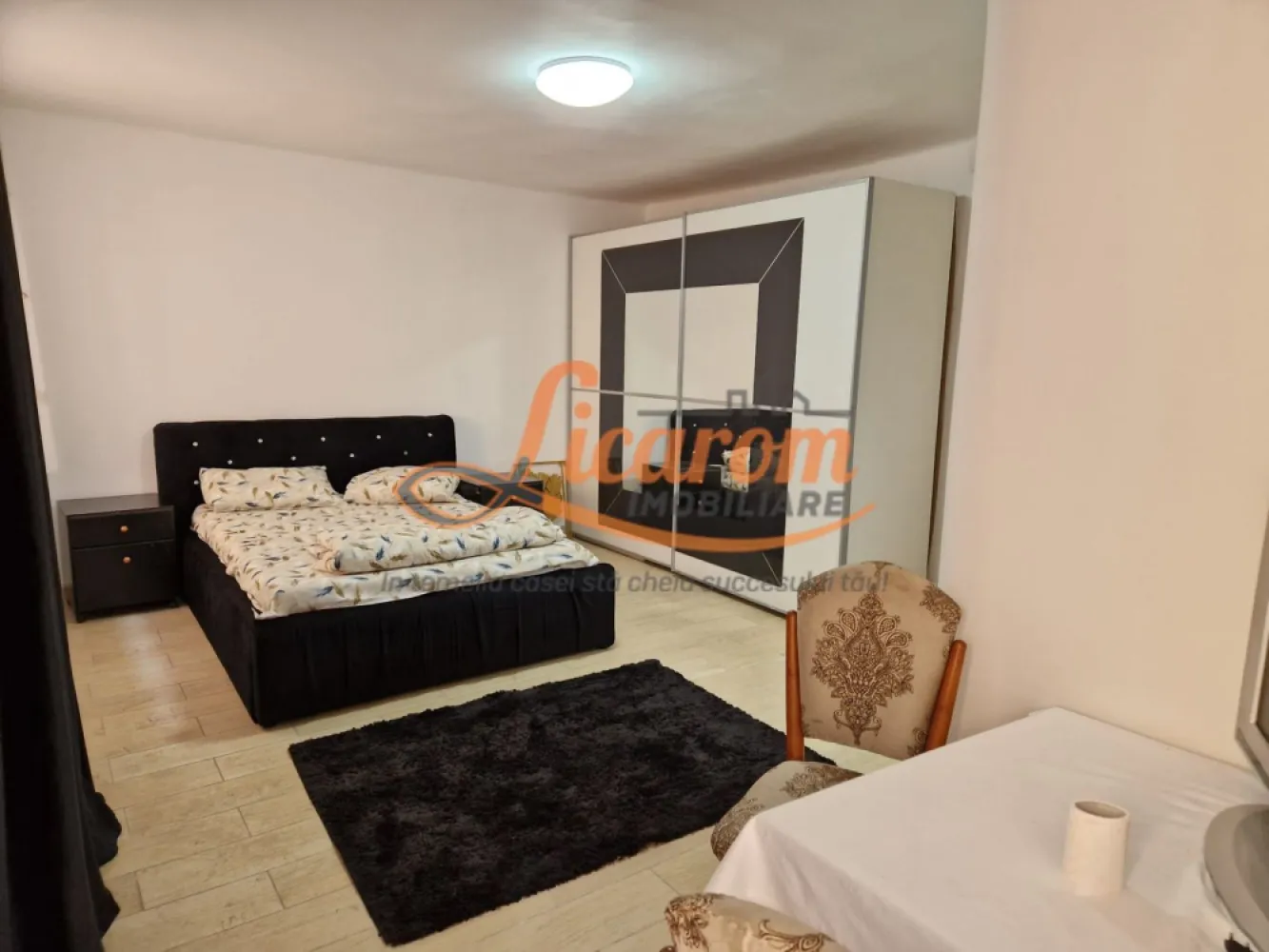 Garsoniera in casa zona Istorica Hotel Ambient,Parter.,curte comuna. - Licarom Imobiliare propune spre vanzare o garsoniera situata in zona Istorica a Brasovului pe Strada Iuliu Maniu in apropierea Hotelului Ambient.
Garsoniera este compusa din 2 incaperi ,intr-una aflandu-se bucataria comuna cu livingul si un grup sanitar,iar in cea de-a doua incapere se afla dormitorul si baia.
Garsoniera este dotata cu gresie,faianta,parchet si geamuri termopan si se vinde mobilata si utilata asa cum se vede in fotografii.
Garsoniera se afla intr-o curte comuna cu mai multi proprietari.
Tinand cont de locatia imobilului,se preteaza foarte bine pentru a fi inchiriata in "regim hotelier" ulterior achizitiei.
Pretul este 63000 euro negociabil.
Pentru mai multe informatii si vizionari,nu ezitati sa ne contactati la telefon 0723985424 Consultant Imobiliar Liliana si 0741059397 Consultant imobiliar Calin