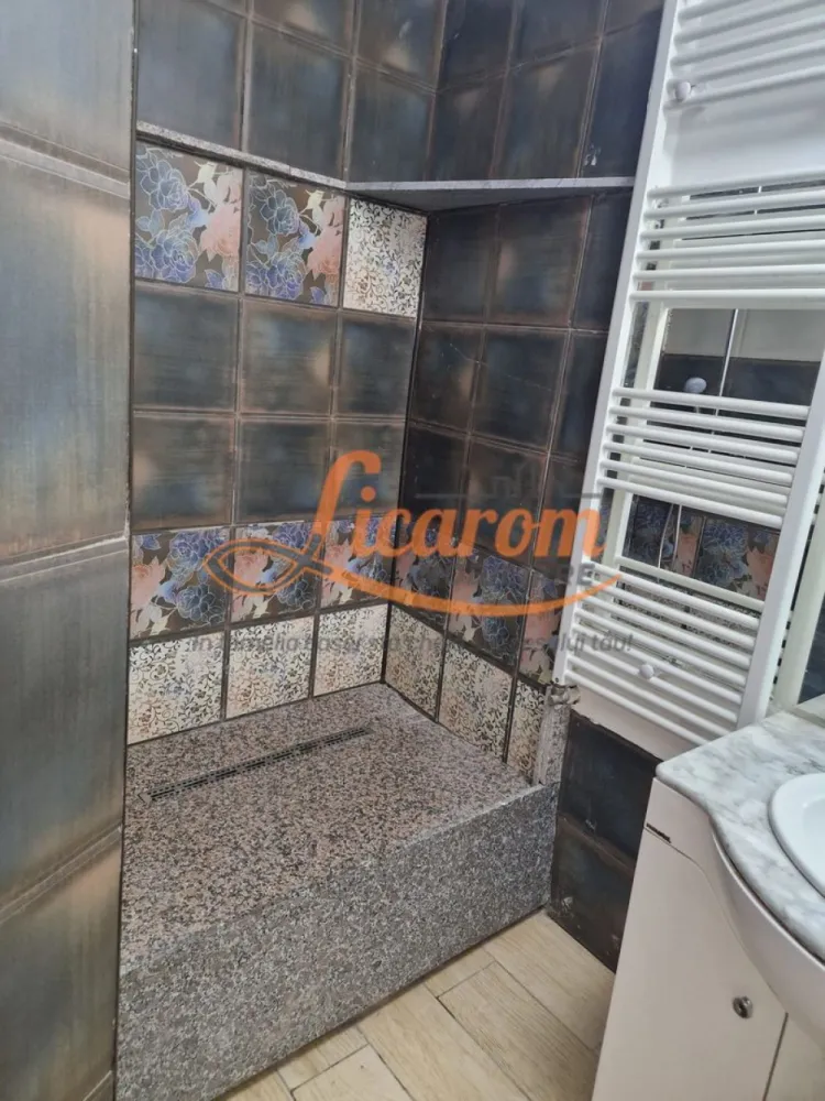 Garsoniera in casa zona Istorica Hotel Ambient,Parter.,curte comuna. - Licarom Imobiliare propune spre vanzare o garsoniera situata in zona Istorica a Brasovului pe Strada Iuliu Maniu in apropierea Hotelului Ambient.
Garsoniera este compusa din 2 incaperi ,intr-una aflandu-se bucataria comuna cu livingul si un grup sanitar,iar in cea de-a doua incapere se afla dormitorul si baia.
Garsoniera este dotata cu gresie,faianta,parchet si geamuri termopan si se vinde mobilata si utilata asa cum se vede in fotografii.
Garsoniera se afla intr-o curte comuna cu mai multi proprietari.
Tinand cont de locatia imobilului,se preteaza foarte bine pentru a fi inchiriata in "regim hotelier" ulterior achizitiei.
Pretul este 63000 euro negociabil.
Pentru mai multe informatii si vizionari,nu ezitati sa ne contactati la telefon 0723985424 Consultant Imobiliar Liliana si 0741059397 Consultant imobiliar Calin