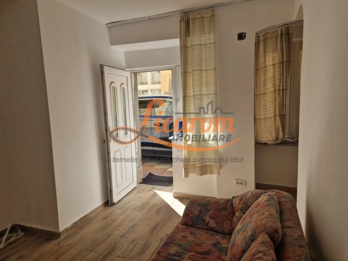 Garsoniera in casa zona Istorica Hotel Ambient,Parter.,curte comuna. - Licarom Imobiliare propune spre vanzare o garsoniera situata in zona Istorica a Brasovului pe Strada Iuliu Maniu in apropierea Hotelului Ambient.
Garsoniera este compusa din 2 incaperi ,intr-una aflandu-se bucataria comuna cu livingul si un grup sanitar,iar in cea de-a doua incapere se afla dormitorul si baia.
Garsoniera este dotata cu gresie,faianta,parchet si geamuri termopan si se vinde mobilata si utilata asa cum se vede in fotografii.
Garsoniera se afla intr-o curte comuna cu mai multi proprietari.
Tinand cont de locatia imobilului,se preteaza foarte bine pentru a fi inchiriata in "regim hotelier" ulterior achizitiei.
Pretul este 63000 euro negociabil.
Pentru mai multe informatii si vizionari,nu ezitati sa ne contactati la telefon 0723985424 Consultant Imobiliar Liliana si 0741059397 Consultant imobiliar Calin