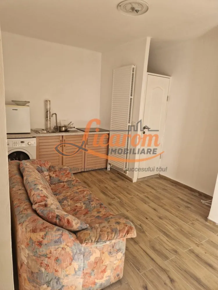 Garsoniera in casa zona Istorica Hotel Ambient,Parter.,curte comuna. - Licarom Imobiliare propune spre vanzare o garsoniera situata in zona Istorica a Brasovului pe Strada Iuliu Maniu in apropierea Hotelului Ambient.
Garsoniera este compusa din 2 incaperi ,intr-una aflandu-se bucataria comuna cu livingul si un grup sanitar,iar in cea de-a doua incapere se afla dormitorul si baia.
Garsoniera este dotata cu gresie,faianta,parchet si geamuri termopan si se vinde mobilata si utilata asa cum se vede in fotografii.
Garsoniera se afla intr-o curte comuna cu mai multi proprietari.
Tinand cont de locatia imobilului,se preteaza foarte bine pentru a fi inchiriata in "regim hotelier" ulterior achizitiei.
Pretul este 63000 euro negociabil.
Pentru mai multe informatii si vizionari,nu ezitati sa ne contactati la telefon 0723985424 Consultant Imobiliar Liliana si 0741059397 Consultant imobiliar Calin
