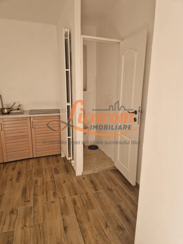 Garsoniera in casa zona Istorica Hotel Ambient,Parter.,curte comuna. - Licarom Imobiliare propune spre vanzare o garsoniera situata in zona Istorica a Brasovului pe Strada Iuliu Maniu in apropierea Hotelului Ambient.
Garsoniera este compusa din 2 incaperi ,intr-una aflandu-se bucataria comuna cu livingul si un grup sanitar,iar in cea de-a doua incapere se afla dormitorul si baia.
Garsoniera este dotata cu gresie,faianta,parchet si geamuri termopan si se vinde mobilata si utilata asa cum se vede in fotografii.
Garsoniera se afla intr-o curte comuna cu mai multi proprietari.
Tinand cont de locatia imobilului,se preteaza foarte bine pentru a fi inchiriata in "regim hotelier" ulterior achizitiei.
Pretul este 63000 euro negociabil.
Pentru mai multe informatii si vizionari,nu ezitati sa ne contactati la telefon 0723985424 Consultant Imobiliar Liliana si 0741059397 Consultant imobiliar Calin