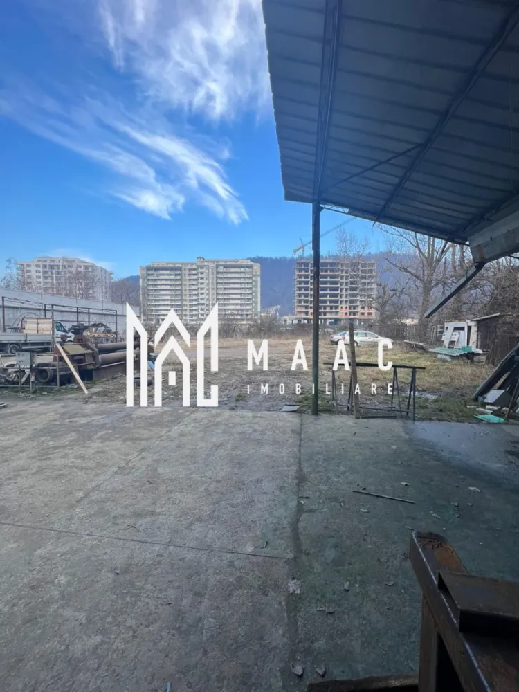 Hala | 380 MP | Teren 800 MP - MAAC Imobiliare vă propune spre închiriere o hală industrială/depozitare, situată în zona centrală a orașului, pe strada Morilor, cu acces facil pentru autovehicule de mare tonaj. Proprietatea are o suprafață totală de 380 mp, fiind compartimentată astfel: * spațiu de birouri – 30 mp * hală/depozit – 350 mp În completare, imobilul beneficiază de un teren de 800 mp, ce poate fi utilizat ca spațiu de depozitare exterioară, parcare sau zonă de manevră. Hala este racordată la toate utilitățile necesare desfășurării activităților comerciale sau industriale: * apă * curent trifazic * grup sanitar Datorită poziționării centrale, accesului facil și suprafețelor generoase, această proprietate este ideală pentru depozitare, logistică, producție ușoară sau activități comerciale. Preț de închiriere: 3 euro/mp + TVA Pentru mai multe informații sau programarea unei vizionări, vă invităm să contactați MAAC Imobiliare. id: CP2860090 - SP }}