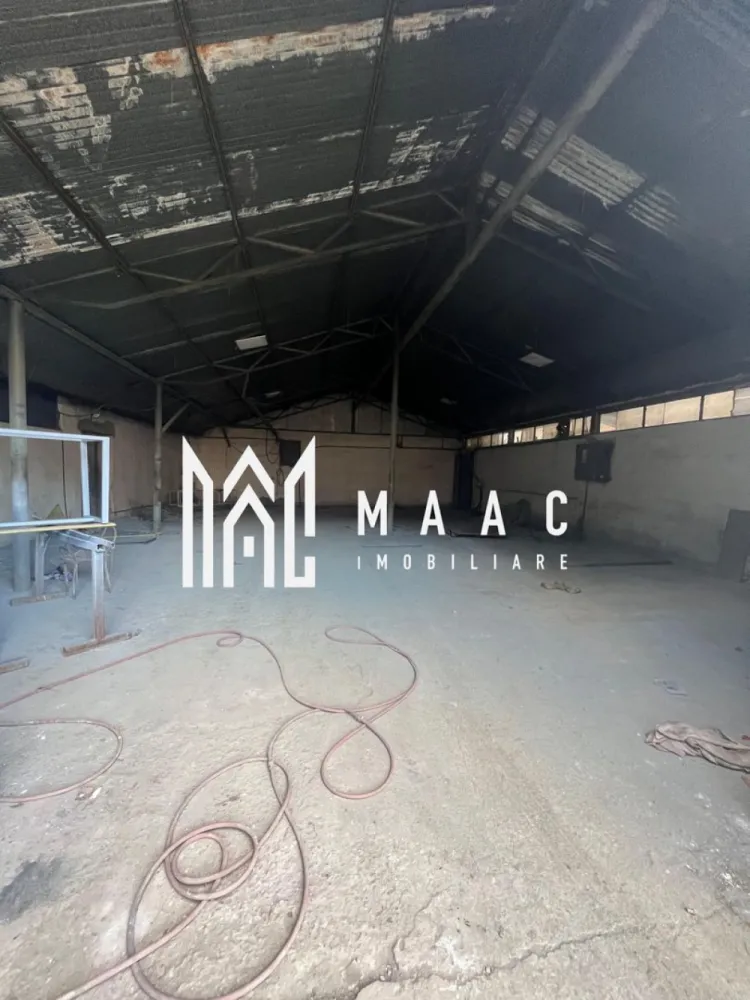 Hala | 380 MP | Teren 800 MP - MAAC Imobiliare vă propune spre închiriere o hală industrială/depozitare, situată în zona centrală a orașului, pe strada Morilor, cu acces facil pentru autovehicule de mare tonaj. Proprietatea are o suprafață totală de 380 mp, fiind compartimentată astfel: * spațiu de birouri – 30 mp * hală/depozit – 350 mp În completare, imobilul beneficiază de un teren de 800 mp, ce poate fi utilizat ca spațiu de depozitare exterioară, parcare sau zonă de manevră. Hala este racordată la toate utilitățile necesare desfășurării activităților comerciale sau industriale: * apă * curent trifazic * grup sanitar Datorită poziționării centrale, accesului facil și suprafețelor generoase, această proprietate este ideală pentru depozitare, logistică, producție ușoară sau activități comerciale. Preț de închiriere: 3 euro/mp + TVA Pentru mai multe informații sau programarea unei vizionări, vă invităm să contactați MAAC Imobiliare. id: CP2860090 - SP }}