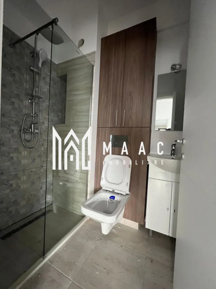 Apartament 3 camere | Bloc Nou | Central - MAAC Imobiliare vă propune spre vânzare un apartament modern cu 3 camere, având o suprafață totală de 84 mp, situat în zona centrală a orașului, în imediata apropiere a bazei sportive Oltchim, într-o zonă nouă, aflată în plină expansiune rezidențială. Apartamentul este amplasat la etajul 1 al unui bloc nou, cu doar 6 apartamente, oferind intimitate și un confort sporit. Un avantaj important îl reprezintă locul de parcare subteran, inclus în proprietate. Compartimentarea este modernă și eficientă, fiind realizată astfel: * living cu bucătărie open-space * 2 dormitoare * 2 grupuri sanitare * hol * 2 balcoane Imobilul beneficiaza de incalzire prin pardoseala. Datorită poziționării excelente, a blocului nou și a compartimentării funcționale, acest apartament este ideal atât pentru locuit, cât și ca investiție. Pentru mai multe informații sau pentru programarea unei vizionări, vă invităm să contactați MAAC Imobiliare. id: CP2860084 - SP }}
