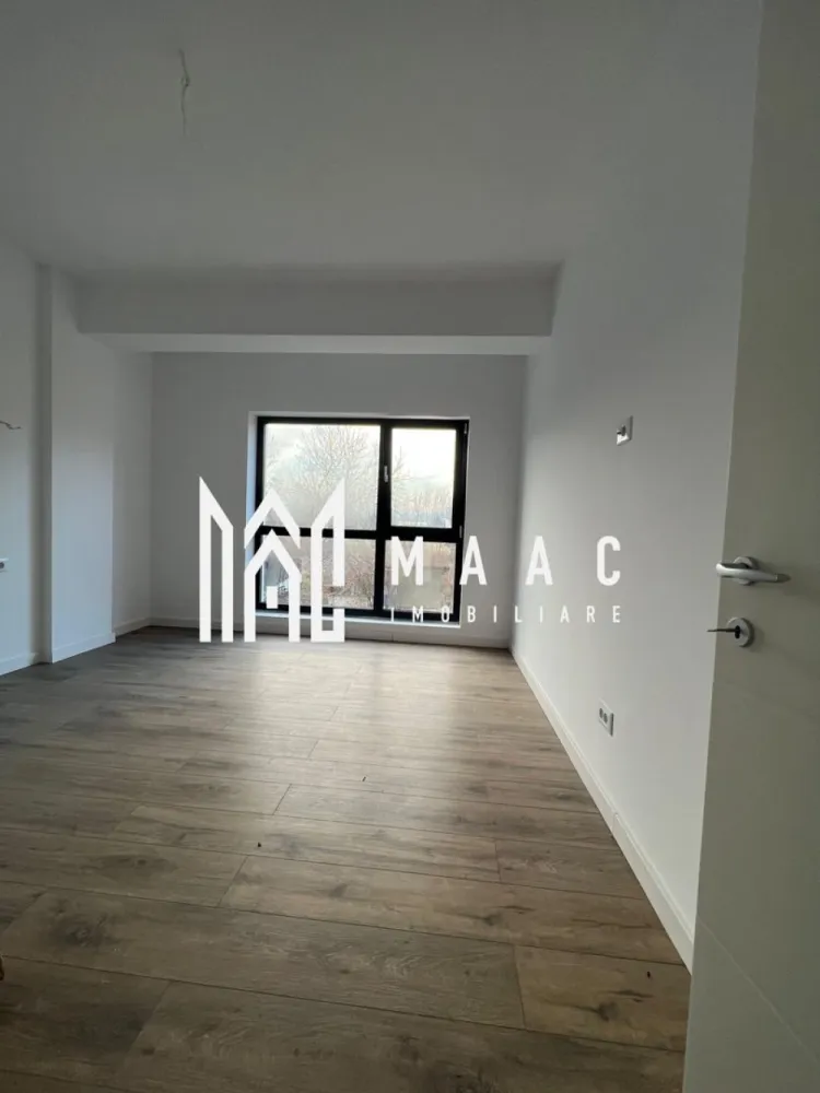 Apartament 3 camere | Bloc Nou | Central - MAAC Imobiliare vă propune spre vânzare un apartament modern cu 3 camere, având o suprafață totală de 84 mp, situat în zona centrală a orașului, în imediata apropiere a bazei sportive Oltchim, într-o zonă nouă, aflată în plină expansiune rezidențială. Apartamentul este amplasat la etajul 1 al unui bloc nou, cu doar 6 apartamente, oferind intimitate și un confort sporit. Un avantaj important îl reprezintă locul de parcare subteran, inclus în proprietate. Compartimentarea este modernă și eficientă, fiind realizată astfel: * living cu bucătărie open-space * 2 dormitoare * 2 grupuri sanitare * hol * 2 balcoane Imobilul beneficiaza de incalzire prin pardoseala. Datorită poziționării excelente, a blocului nou și a compartimentării funcționale, acest apartament este ideal atât pentru locuit, cât și ca investiție. Pentru mai multe informații sau pentru programarea unei vizionări, vă invităm să contactați MAAC Imobiliare. id: CP2860084 - SP }}