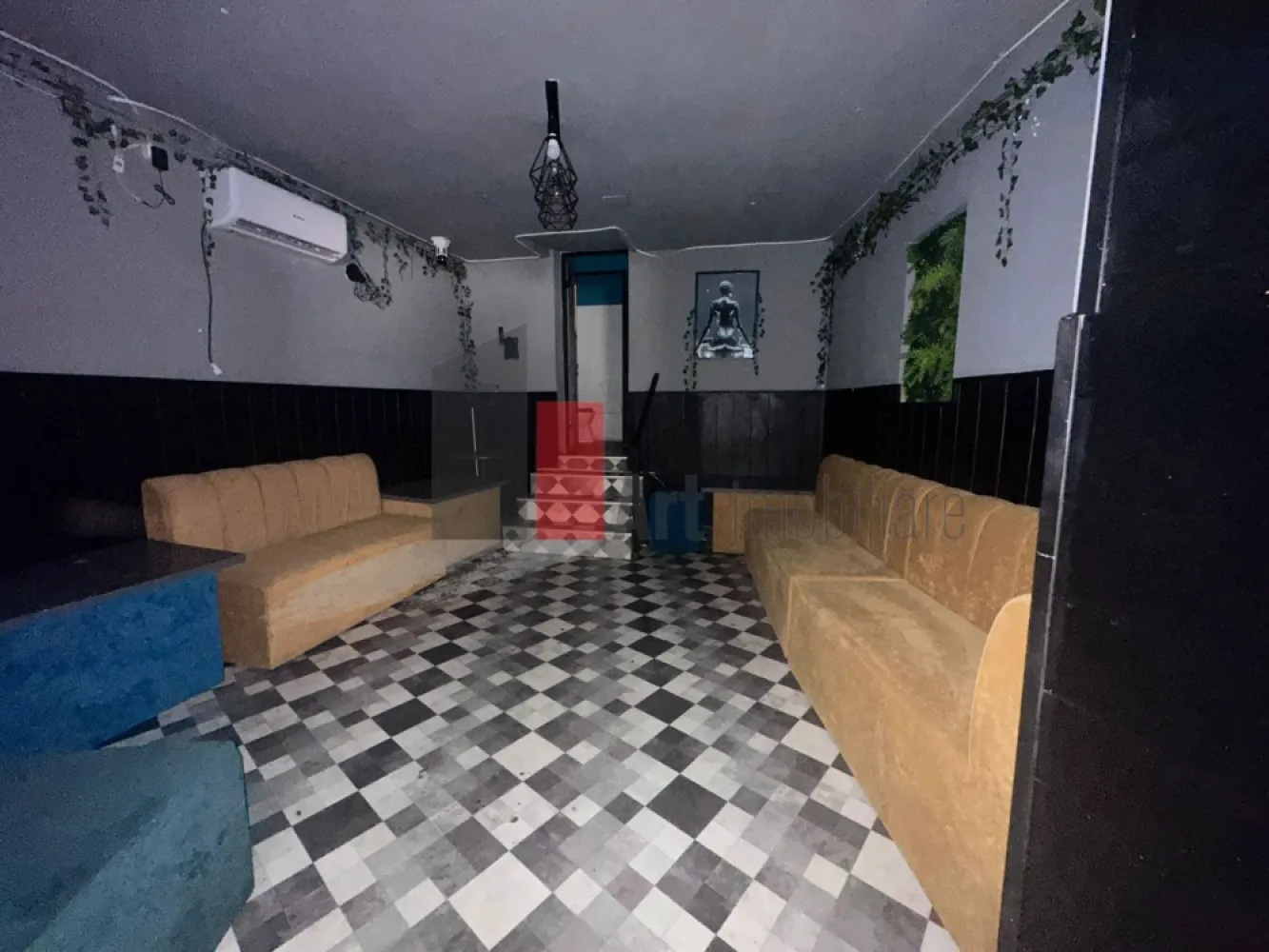 Spatiu comercial de inchiriat in zona Piata Matache/Gara de Nord/ Zona Buzesti - Spațiu comercial de închiriat – ideal pentru HoReCa, retail sau servicii

Vă propunem spre închiriere un spațiu comercial cu poziționare excelentă, amplasat într-o zonă intens circulată și cu un potențial comercial foarte bun. Proprietatea este potrivită pentru activități HoReCa, cafenea, wine bar, bistro, showroom, retail, servicii sau alte tipuri de business care necesită vizibilitate și acces facil.

Spațiul are o suprafață utilă de aproximativ 56 mp și beneficiază de o compartimentare eficientă, ce permite amenajarea flexibilă în funcție de necesitățile viitorului chiriaș.

În completarea spațiului principal, proprietatea dispune și de o încăpere situată la demisol, suficient de spațioasă pentru a fi utilizată ca depozitare, birou administrativ sau pentru orice altă activitate auxiliară necesară desfășurării businessului.

Caracteristici și avantaje:

Curent trifazic

Racord la gaz

Grup sanitar

Posibilitate de instalare hotă și burlan

Vitrină generoasă, cu vizibilitate foarte bună

Fațadă cu expunere excelentă către zona pietonală și traficul din împrejurimi

Acces facil printr-o cale de acces principală

Locuri de parcare disponibile în apropiere

Unul dintre marile avantaje ale acestei locații îl reprezintă dinamica zonei și fluxul constant de persoane. Primăria organizează frecvent evenimente și activități în piața din apropiere, iar în weekend strada devine zonă pietonală dedicată evenimentelor publice. Accesul auto rămâne permis pentru clienți și aprovizionare, ceea ce contribuie la o vizibilitate foarte bună și la un trafic pietonal ridicat.

Datorită amplasării și caracteristicilor sale, spațiul este ideal pentru dezvoltarea unei afaceri orientate către clienți și beneficiază de expunere excelentă într-o zonă activă și în continuă dezvoltare.

Pentru informații suplimentare și programarea unei vizionări, vă stăm la dispoziție.
