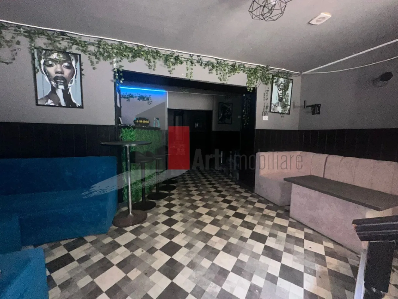 Spatiu comercial de inchiriat in zona Piata Matache/Gara de Nord/ Zona Buzesti - Spațiu comercial de închiriat – ideal pentru HoReCa, retail sau servicii

Vă propunem spre închiriere un spațiu comercial cu poziționare excelentă, amplasat într-o zonă intens circulată și cu un potențial comercial foarte bun. Proprietatea este potrivită pentru activități HoReCa, cafenea, wine bar, bistro, showroom, retail, servicii sau alte tipuri de business care necesită vizibilitate și acces facil.

Spațiul are o suprafață utilă de aproximativ 56 mp și beneficiază de o compartimentare eficientă, ce permite amenajarea flexibilă în funcție de necesitățile viitorului chiriaș.

În completarea spațiului principal, proprietatea dispune și de o încăpere situată la demisol, suficient de spațioasă pentru a fi utilizată ca depozitare, birou administrativ sau pentru orice altă activitate auxiliară necesară desfășurării businessului.

Caracteristici și avantaje:

Curent trifazic

Racord la gaz

Grup sanitar

Posibilitate de instalare hotă și burlan

Vitrină generoasă, cu vizibilitate foarte bună

Fațadă cu expunere excelentă către zona pietonală și traficul din împrejurimi

Acces facil printr-o cale de acces principală

Locuri de parcare disponibile în apropiere

Unul dintre marile avantaje ale acestei locații îl reprezintă dinamica zonei și fluxul constant de persoane. Primăria organizează frecvent evenimente și activități în piața din apropiere, iar în weekend strada devine zonă pietonală dedicată evenimentelor publice. Accesul auto rămâne permis pentru clienți și aprovizionare, ceea ce contribuie la o vizibilitate foarte bună și la un trafic pietonal ridicat.

Datorită amplasării și caracteristicilor sale, spațiul este ideal pentru dezvoltarea unei afaceri orientate către clienți și beneficiază de expunere excelentă într-o zonă activă și în continuă dezvoltare.

Pentru informații suplimentare și programarea unei vizionări, vă stăm la dispoziție.