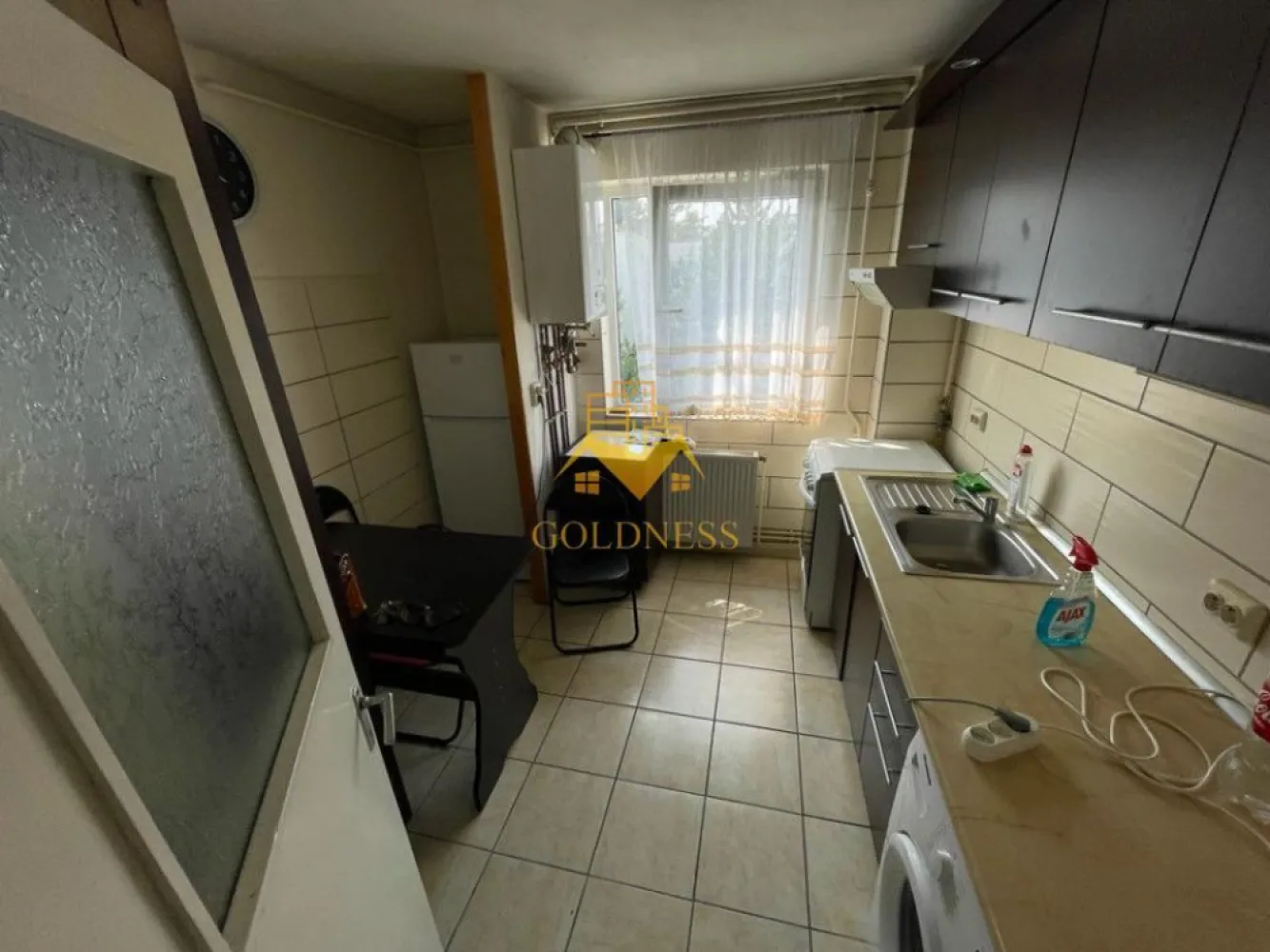 4 camere decomandate, Manastur, Piata Flora, Calvaria, Penny, OMV - GOLDNESS Imobiliare vă propune spre vanzare un apartament cu 4 camere decomandate complet mobilat și utilat, la etajul 4 într-un imobil de 4, pe Strada Padin, în Cartierul Manastur. 

Apartamentul este compartimentat astfel:
- 4 dormitoare 
-2 bai
- bucătăria mobilata si utilată 
-2 debarale
-2 holuri
-balcon de balcon deschis de 5.58mp 

Imobilul este dotat cu toate cele necesare - centrală proprie, mașină de spălat haine, frigider, aragaz, hota.
Se află în apropierea stațiilor de transport în comun, magazine, spații verzi, farmacii, etc.

Dacă sunteți interesați de acest apartament și doriți să îl vizionați, dar și pentru alte oferte sau detalii nu ezitați să ne contactați telefonic sau prin e-mail. Vă stăm la dispoziție!
Pentru intermediere se percepe un comision de 2% din prețul vanzarii!