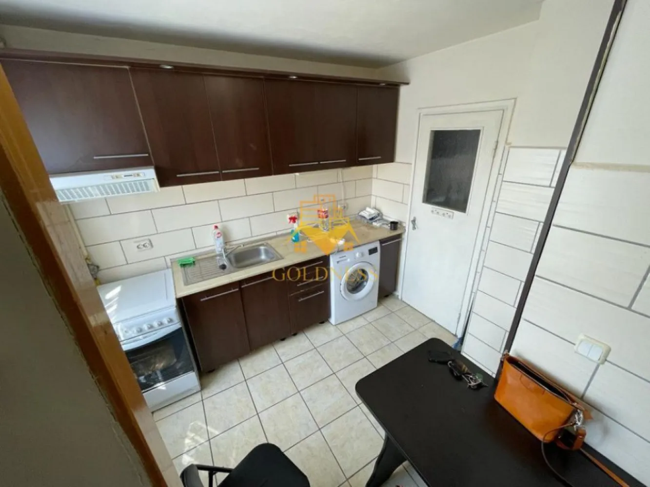 4 camere decomandate, Manastur, Piata Flora, Calvaria, Penny, OMV - GOLDNESS Imobiliare vă propune spre vanzare un apartament cu 4 camere decomandate complet mobilat și utilat, la etajul 4 într-un imobil de 4, pe Strada Padin, în Cartierul Manastur. 

Apartamentul este compartimentat astfel:
- 4 dormitoare 
-2 bai
- bucătăria mobilata si utilată 
-2 debarale
-2 holuri
-balcon de balcon deschis de 5.58mp 

Imobilul este dotat cu toate cele necesare - centrală proprie, mașină de spălat haine, frigider, aragaz, hota.
Se află în apropierea stațiilor de transport în comun, magazine, spații verzi, farmacii, etc.

Dacă sunteți interesați de acest apartament și doriți să îl vizionați, dar și pentru alte oferte sau detalii nu ezitați să ne contactați telefonic sau prin e-mail. Vă stăm la dispoziție!
Pentru intermediere se percepe un comision de 2% din prețul vanzarii!