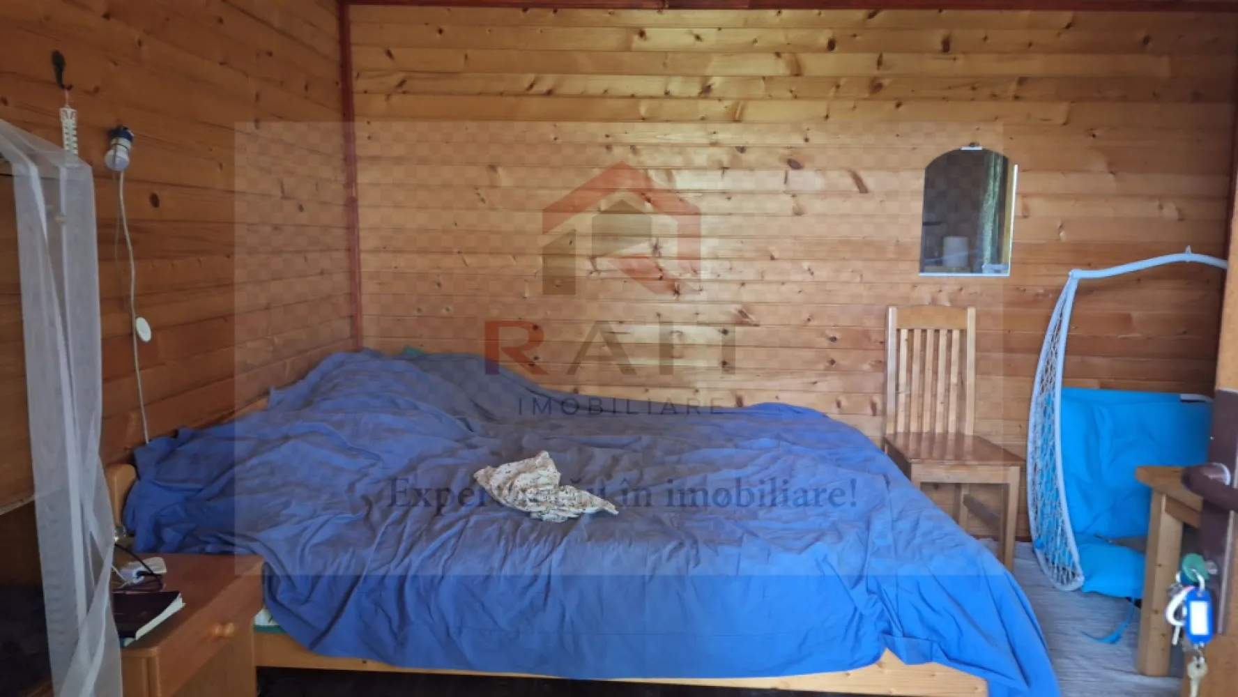 VANZARE ANSAMBLU CASUTE BRADULET ARGES - Situată pe valea Vâlsanului, într-o zonă pitorească de dealuri retrase, această proprietate impresionantă se află la doar 10 km de munții Făgăraș. Proprietatea cuprinde două cabane din lemn și o casă ecologică de COB, totalizând aproximativ 210 mp de suprafață construită, conform documentelor oficiale.
*Cabanele de lemn:*
- Fiecare cabană este construită din scânduri de brad, cu dimensiuni de 3,5 m lungime și 4 cm grosime, îmbinate în stil lego.
- Suprafața utilă totală: 40 mp (20 mp la parter și 20 mp în podul mansardat).
- Alimentate cu energie electrică prin panouri solare și apă potabilă din fântâna aflată la 10 m distanță.
- Podul mansardat, extins cu un balcon, poate fi utilizat ca spațiu de joacă sau de relaxare pentru copii.
*A doua cabană de lemn:*
- Suprafață utilă: 40 mp, cu pereți dublați și izolați cu vată minerală.
- Pod mansardat mobilat și balcon mare, asigurând un confort optim atât vara cât și iarna.
- Grup sanitar exterior, cu WC și duș, alimentat cu apă de la fântână.
*Casa ecologică de COB:*
- Parterul are o suprafață de 70 mp și cuprinde: un antreu spațios, un salon de 50 mp cu bucătărie open-space, cămară mare, baie, duș și o cameră pentru mașina de spălat.
- Apartament la parter cu dormitor, totalizând 20 mp.
- Etajul de 60 mp, izolat cu vată minerală, are două dormitoare decomandate și un dressing, fiecare având ieșire spre pădure prin uși de termopan.
*Terenul:*
- Suprafață totală: 2700 mp, având formă de litera "L" și o deschidere de 60 m.
- Proprietatea este situată într-o căldare naturală, denumită Luncă, străjuită de pădure în partea superioară și de pășuni și livezi lateral.
- Trei lacuri mari și șase lacuri mai mici se află în fața proprietății, oferind un peisaj deosebit și oportunități pentru activități recreative.
- Livadă de pomi fructiferi, incluzând nuci, meri, pruni, piersici și altele.
Această proprietate oferă liniște, aer curat și un peisaj magnific, fiind ideală pentru vacanțe relaxante și confortabile. 😊
