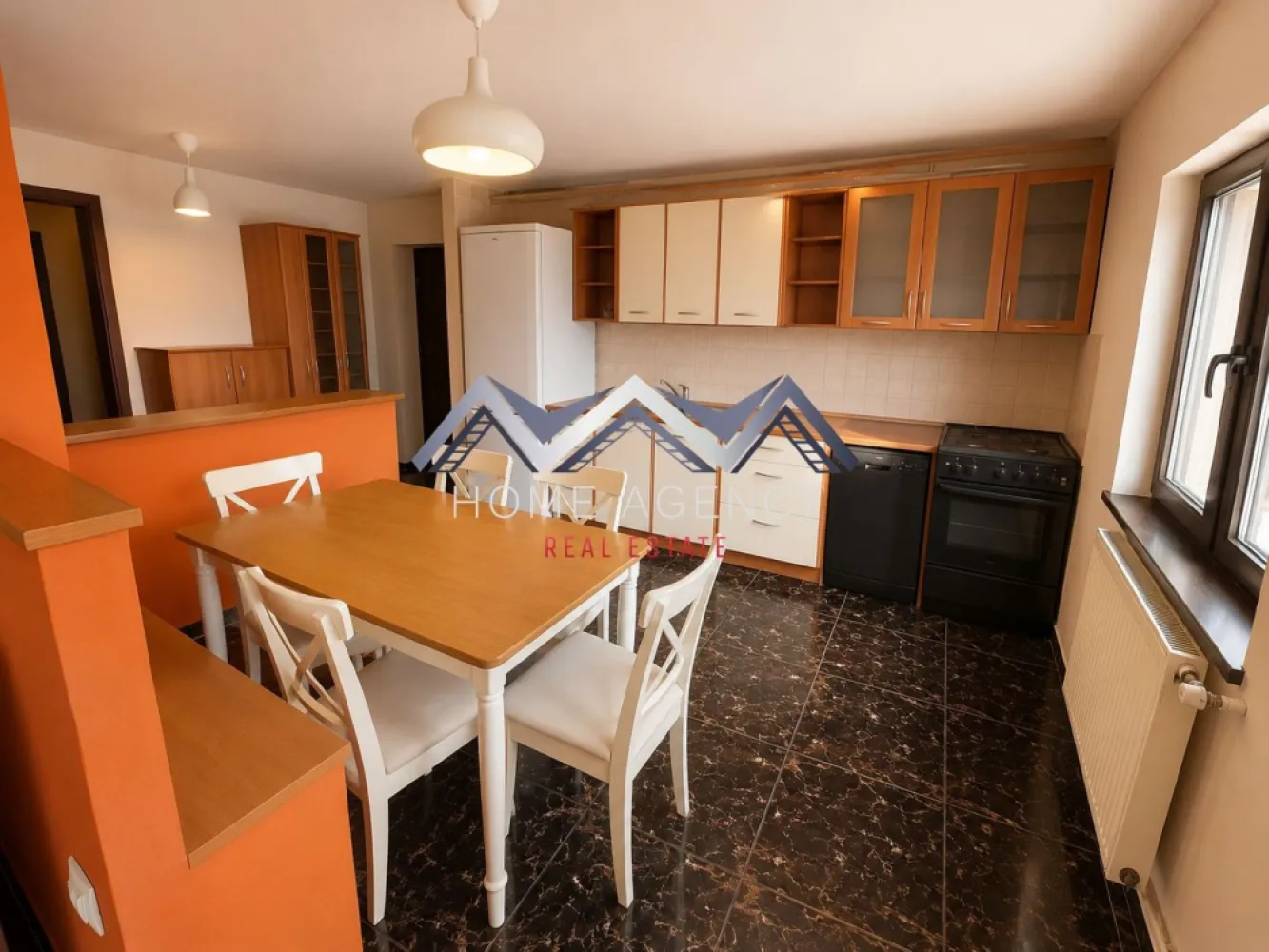 Apartament 4 camere ULTRACENTRAL Otopeni | lângă școală - Vă propunem, spre vânzare, un apartament foarte spațios de 4 camere, decomandat, în suprafață de 91.55 mp utili și două balcoane închise, aflat la etajul 1 al unui bloc cu 3 niveluri, bine întreținut și anvelopat. O locuință ideală pentru familiile care își doresc confort, spațiu și acces rapid la puncte de interes esențiale din zonă.

Holul de acces este amplu și bine delimitat, oferind o tranziție plăcută către zona de zi. Bucătăria, retrasă față de living, este bine organizată și oferă posibilitatea de a fi închisă complet, dacă viitorii proprietari își doresc un spațiu separat de gătit. Livingul, luminos și generos, are deschidere către un balcon închis foarte spațios, care poate servi ca zonă de relaxare, birou sau spațiu suplimentar pentru depozitare.

Zona de odihnă este inteligent separată de restul locuinței printr-o ușă, asigurând liniște deplină și intimitate. Un hol secundar generos oferă acces către cele trei dormitoare, dintre care unul beneficiază de balcon propriu închis. Baia este luminată natural, fiind dotată cu fereastră și cadă.

Clădirea este anvelopată și foarte bine izolată atât la exterior, cât și suplimentar la interior (vată minerală + rigips), ceea ce asigură un confort termic sporit și costuri reduse de întreținere. Scara blocului este curată și întreținută.

Localizarea reprezintă un avantaj major: apartamentul se află chiar vizavi de școală - Liceul Teoretic "Ioan Petruș" și câteva minute de mers pe jos de Grădinița Nr. 1 cu program prelungit, 1 minut de mers pe jos de viitoarea stație de metrou, și în imediata apropiere a magazinelor, restaurantelor, pieței, stațiilor de transport în comun și altor facilități esențiale, precum și DN1, Aeroport, Centură etc.

O proprietate foarte bine compartimentată, luminoasă și bine proporționată, într-un imobil îngrijit, perfectă pentru o familie care caută un cămin stabil, spațios și bine amplasat în zona ultracentrală a orașului Otopeni.

Programează acum o vizionare!