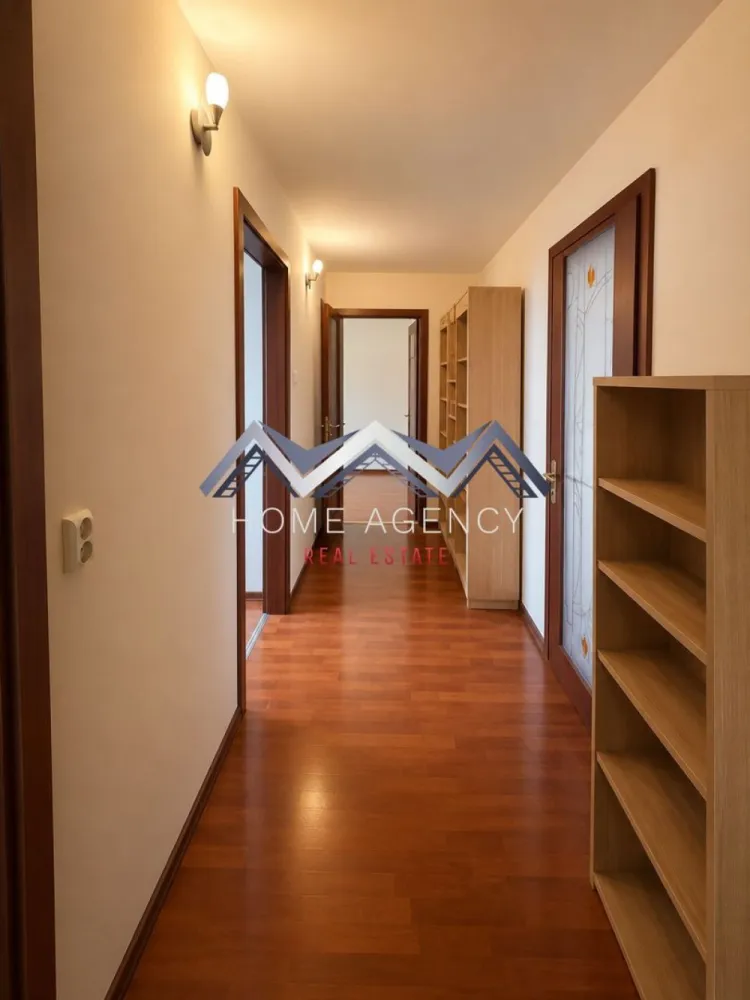 Apartament 4 camere ULTRACENTRAL Otopeni | lângă școală - Vă propunem, spre vânzare, un apartament foarte spațios de 4 camere, decomandat, în suprafață de 91.55 mp utili și două balcoane închise, aflat la etajul 1 al unui bloc cu 3 niveluri, bine întreținut și anvelopat. O locuință ideală pentru familiile care își doresc confort, spațiu și acces rapid la puncte de interes esențiale din zonă.

Holul de acces este amplu și bine delimitat, oferind o tranziție plăcută către zona de zi. Bucătăria, retrasă față de living, este bine organizată și oferă posibilitatea de a fi închisă complet, dacă viitorii proprietari își doresc un spațiu separat de gătit. Livingul, luminos și generos, are deschidere către un balcon închis foarte spațios, care poate servi ca zonă de relaxare, birou sau spațiu suplimentar pentru depozitare.

Zona de odihnă este inteligent separată de restul locuinței printr-o ușă, asigurând liniște deplină și intimitate. Un hol secundar generos oferă acces către cele trei dormitoare, dintre care unul beneficiază de balcon propriu închis. Baia este luminată natural, fiind dotată cu fereastră și cadă.

Clădirea este anvelopată și foarte bine izolată atât la exterior, cât și suplimentar la interior (vată minerală + rigips), ceea ce asigură un confort termic sporit și costuri reduse de întreținere. Scara blocului este curată și întreținută.

Localizarea reprezintă un avantaj major: apartamentul se află chiar vizavi de școală - Liceul Teoretic "Ioan Petruș" și câteva minute de mers pe jos de Grădinița Nr. 1 cu program prelungit, 1 minut de mers pe jos de viitoarea stație de metrou, și în imediata apropiere a magazinelor, restaurantelor, pieței, stațiilor de transport în comun și altor facilități esențiale, precum și DN1, Aeroport, Centură etc.

O proprietate foarte bine compartimentată, luminoasă și bine proporționată, într-un imobil îngrijit, perfectă pentru o familie care caută un cămin stabil, spațios și bine amplasat în zona ultracentrală a orașului Otopeni.

Programează acum o vizionare!