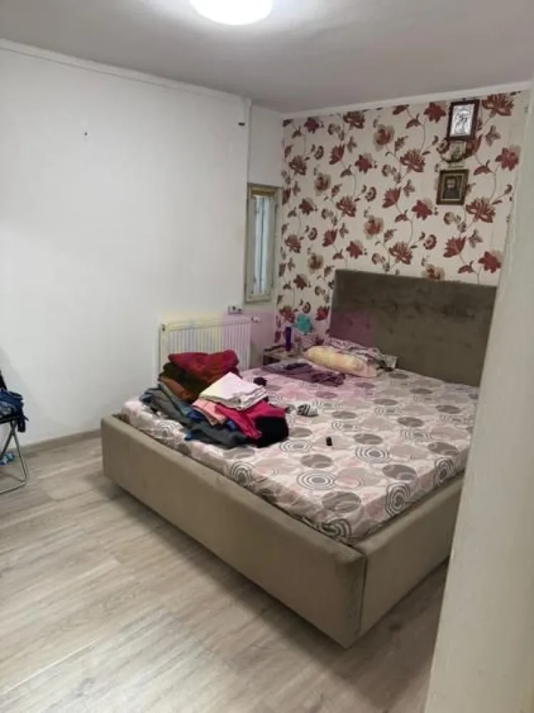 Vila 134 mp + 100mp teren, zona Metrou Piata Sudului - SUN PLAZA - Vă propunem spre vanzare vila individuală, 5 camere 2004 renovata 2012, perfectă atât pentru locuit cât și pentru dezvoltare imobiliară. Caracteristici: -suprafața teren 234 mp -amprenta casă 134 mp -teren liber 100mp. Compartimentare: -parter 4 camere -mansarda 1 cameră -2 bai -beci -loc de parcare în curte. Casa este în stare foarte bună de locuit, ideală pentru personalizare sau renovare după gust. Suprafața totală construită este de 170 mp. Se prefera plata cash.
Avantajele zonei: Proximitate față de Mall Sun Plazza, Piata Sudului - Metrou M2, acces rapid la servicii medicale de calitate, fiind ideal pentru familiile cu copii. Acces excelent la transport: multiple linii STB. Centre comerciale și piețe: Piața Sudului și Sun Plaza Shopping Center în imediata apropiere, oferind acces la supermarketuri, restaurante, magazine și zone de recreere. Instituții educaționale: Școli și grădinițe bine cotate la mică distanță, facilitând accesul copiilor la educație de calitate. Parcuri și zone verzi: Parcul Tineretului Oraselul și Lumea Copiilor la o distanță scurtă, ideale pentru plimbări în aer liber și activități recreative. 
Cartier sigur și bine întreținut, ideal pentru familii, cu acces rapid la centrele de interes urban, dar și liniște și siguranță. Oportunitate excelentă pentru cei care doresc un stil de viață activ, dar și liniștit, în mijlocul unui cartier verde și bine conectat.
Proprietatea este disponibila imediat.
Comision agentie 3% + tva din pretul de vanzare.