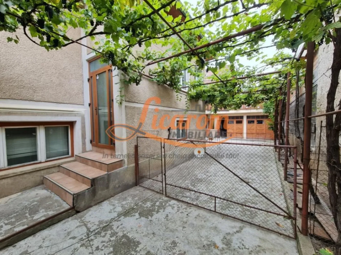Proprietate individuala-3 apartamente,spatiu comercial,garaje,gradina,curte - Licarom Imobiliare propune spre vanzare o proprietate situata in zona Blumana apropierea strazii Lungi.
Imobilul este compus din 3 apartamente dintre care doua au 3 camere,iar unul 4 camere,fiecare cu cate 2 grupuri sanitare si bucatarie.
Proprietatea dispune de 2 garaje,terasa spatioasa deasupra garajelor si o gradina mare(700 mp)cu pomi fructiferi.
Deasemenea mai are in componenta la parterul imobilului un spatiu comercial de aproximativ 100 mp.
Curtea are acces auto.
Proprietatea este pretabila pentru a fi locuita sau pentru a fi recompartimentata.
Ideala ca investitie.
Pentru mai. multe realtii,nu ezitati sa ne contactati la telefon 0741059397 Calin /0723985424 Liliana
Proprietatea are acces stradal din 2 artere.