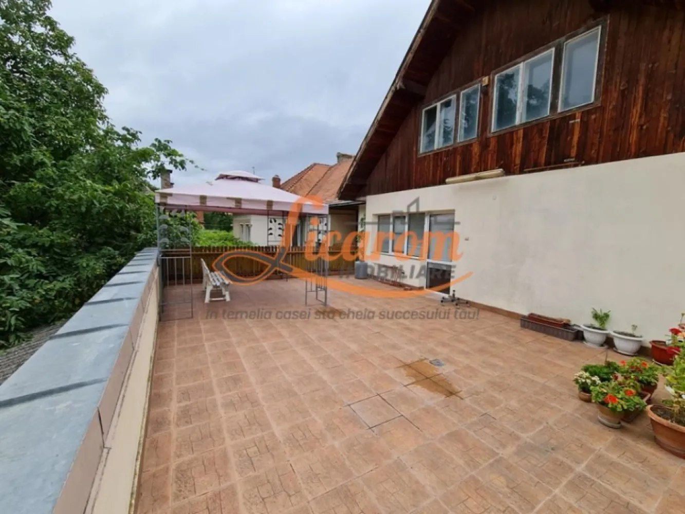 Proprietate individuala-3 apartamente,spatiu comercial,garaje,gradina,curte - Licarom Imobiliare propune spre vanzare o proprietate situata in zona Blumana apropierea strazii Lungi.
Imobilul este compus din 3 apartamente dintre care doua au 3 camere,iar unul 4 camere,fiecare cu cate 2 grupuri sanitare si bucatarie.
Proprietatea dispune de 2 garaje,terasa spatioasa deasupra garajelor si o gradina mare(700 mp)cu pomi fructiferi.
Deasemenea mai are in componenta la parterul imobilului un spatiu comercial de aproximativ 100 mp.
Curtea are acces auto.
Proprietatea este pretabila pentru a fi locuita sau pentru a fi recompartimentata.
Ideala ca investitie.
Pentru mai. multe realtii,nu ezitati sa ne contactati la telefon 0741059397 Calin /0723985424 Liliana
Proprietatea are acces stradal din 2 artere.