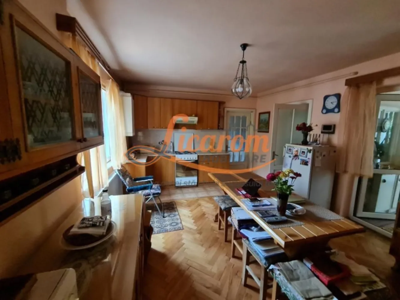 Proprietate individuala-3 apartamente,spatiu comercial,garaje,gradina,curte - Licarom Imobiliare propune spre vanzare o proprietate situata in zona Blumana apropierea strazii Lungi.
Imobilul este compus din 3 apartamente dintre care doua au 3 camere,iar unul 4 camere,fiecare cu cate 2 grupuri sanitare si bucatarie.
Proprietatea dispune de 2 garaje,terasa spatioasa deasupra garajelor si o gradina mare(700 mp)cu pomi fructiferi.
Deasemenea mai are in componenta la parterul imobilului un spatiu comercial de aproximativ 100 mp.
Curtea are acces auto.
Proprietatea este pretabila pentru a fi locuita sau pentru a fi recompartimentata.
Ideala ca investitie.
Pentru mai. multe realtii,nu ezitati sa ne contactati la telefon 0741059397 Calin /0723985424 Liliana
Proprietatea are acces stradal din 2 artere.