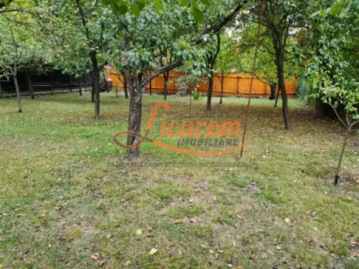 Proprietate individuala-3 apartamente,spatiu comercial,garaje,gradina,curte