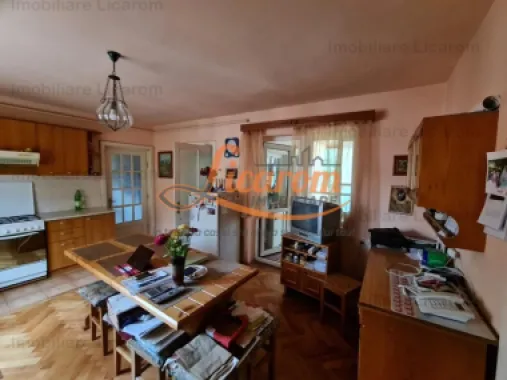 Proprietate individuala-3 apartamente,spatiu comercial,garaje,gradina,curte