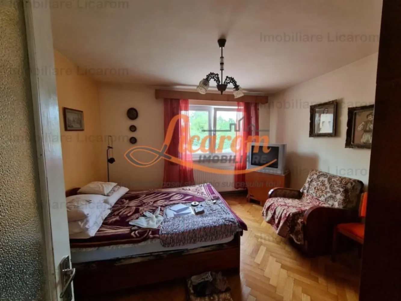 Proprietate individuala-3 apartamente,spatiu comercial,garaje,gradina,curte