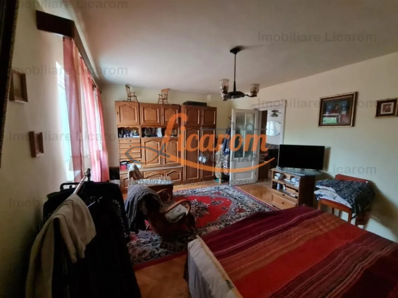 Proprietate individuala-3 apartamente,spatiu comercial,garaje,gradina,curte