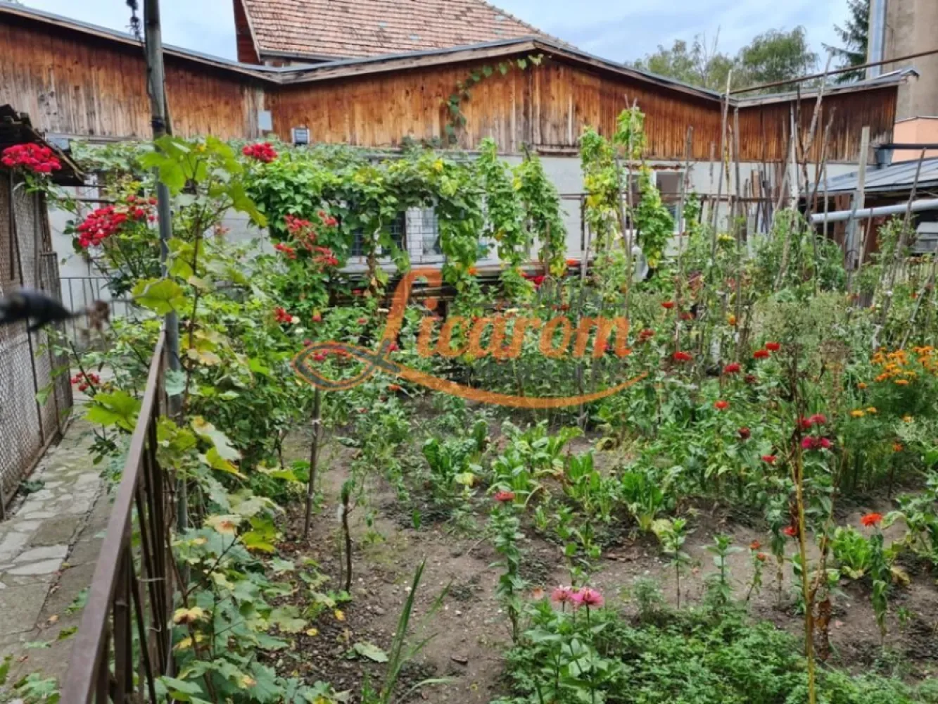 Proprietate individuala-3 apartamente,spatiu comercial,garaje,gradina,curte