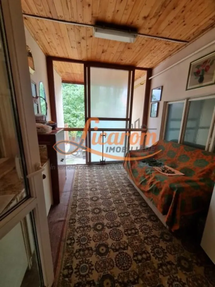 Proprietate individuala-3 apartamente,spatiu comercial,garaje,gradina,curte