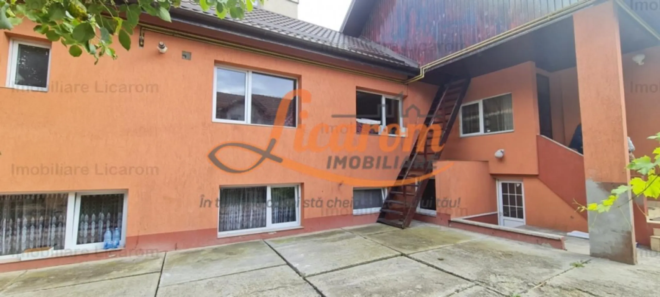 Casa individuala cu 2 apartamente, 6 camere,teren 403 mp,ASTRA. - Agentia Licarom Imobiliare propune spre vanzare o vila individuala situata in cartierul Astra zona Traian - Piata Orizont- cu acces facil spre statii , scoli ,piata ASTRA .
Vila este desfasurata pe Demisol inalt locuibil ,Parter inalt si Pod,suprafata locuibila fiind de 235 mp utili ,si este amplasata pe un teren de 403 mp singur in curte . 
Proprietatea este pretabila pentru a locui mai multe familii sau a se folosi ca pensiune, spatiu de birouri sau pentru a fi recompartimentata.
Proprietatea are urmatoarea compozitie :
La demisol un apartament compus din 3 dormitoare mari , 2 bai si o bucatarie mare , antreu iar cel de-al doilea apartament este la Parterul inalt si este format din 2 dormitoare mari , living mare , baie, bucatarie mare ,o debara si un garaj . 
Imobilul este dotat cu usi si ferestre din geam termopan , si este racordat la gaz , curent, apa si canal. 
Ca amenajari interioare imobilul dispune de gresie parchet si faianta si 2 centrale termice,(cate una pentru fiecare apartament). 
Terenul are acces auto,iar curtea este larga si insorita.
Pretul este de 350000 euro .
Pentru mai multe detalii sau pentru a se programa vizionari,nu ezitati sa ne contactati la telefon 0741059397 Consultant imobiliar Calin.
