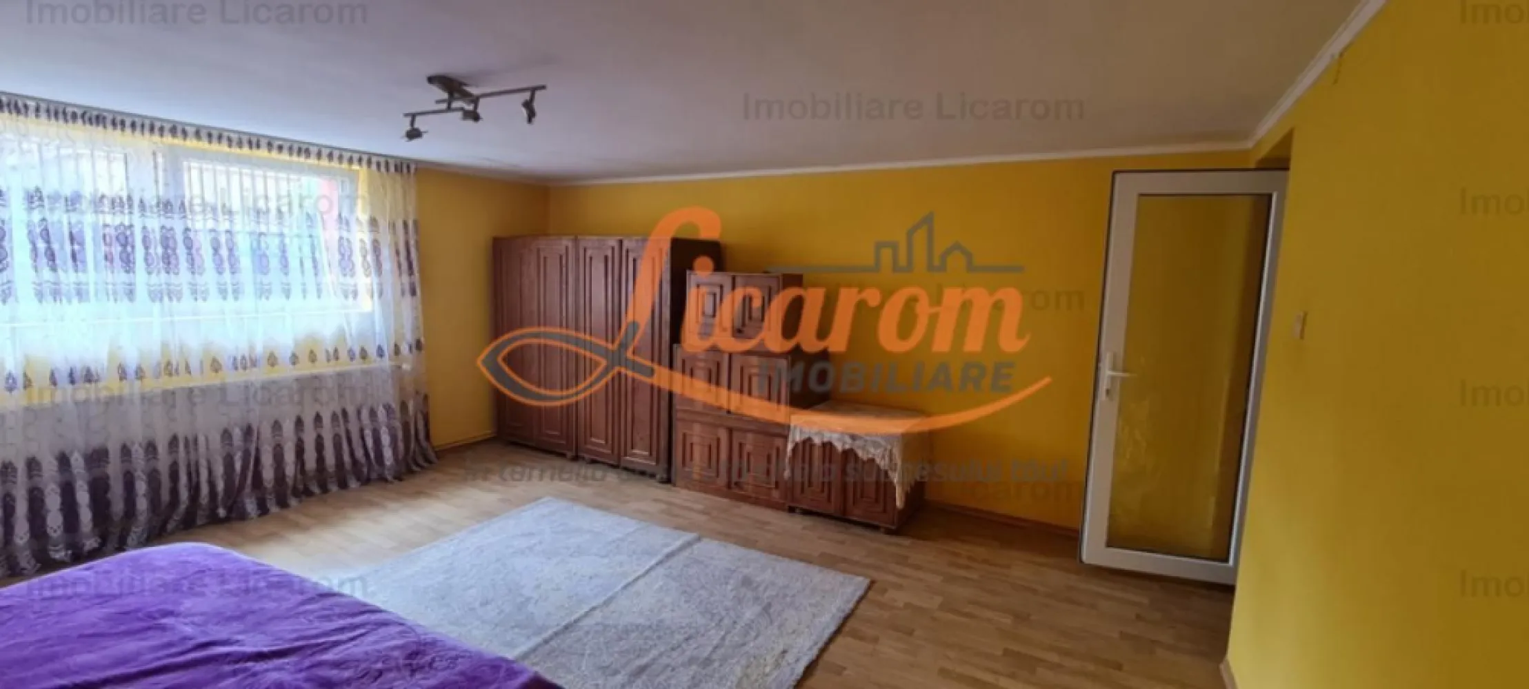 Casa individuala cu 2 apartamente, 6 camere,teren 403 mp,ASTRA. - Agentia Licarom Imobiliare propune spre vanzare o vila individuala situata in cartierul Astra zona Traian - Piata Orizont- cu acces facil spre statii , scoli ,piata ASTRA .
Vila este desfasurata pe Demisol inalt locuibil ,Parter inalt si Pod,suprafata locuibila fiind de 235 mp utili ,si este amplasata pe un teren de 403 mp singur in curte . 
Proprietatea este pretabila pentru a locui mai multe familii sau a se folosi ca pensiune, spatiu de birouri sau pentru a fi recompartimentata.
Proprietatea are urmatoarea compozitie :
La demisol un apartament compus din 3 dormitoare mari , 2 bai si o bucatarie mare , antreu iar cel de-al doilea apartament este la Parterul inalt si este format din 2 dormitoare mari , living mare , baie, bucatarie mare ,o debara si un garaj . 
Imobilul este dotat cu usi si ferestre din geam termopan , si este racordat la gaz , curent, apa si canal. 
Ca amenajari interioare imobilul dispune de gresie parchet si faianta si 2 centrale termice,(cate una pentru fiecare apartament). 
Terenul are acces auto,iar curtea este larga si insorita.
Pretul este de 350000 euro .
Pentru mai multe detalii sau pentru a se programa vizionari,nu ezitati sa ne contactati la telefon 0741059397 Consultant imobiliar Calin.