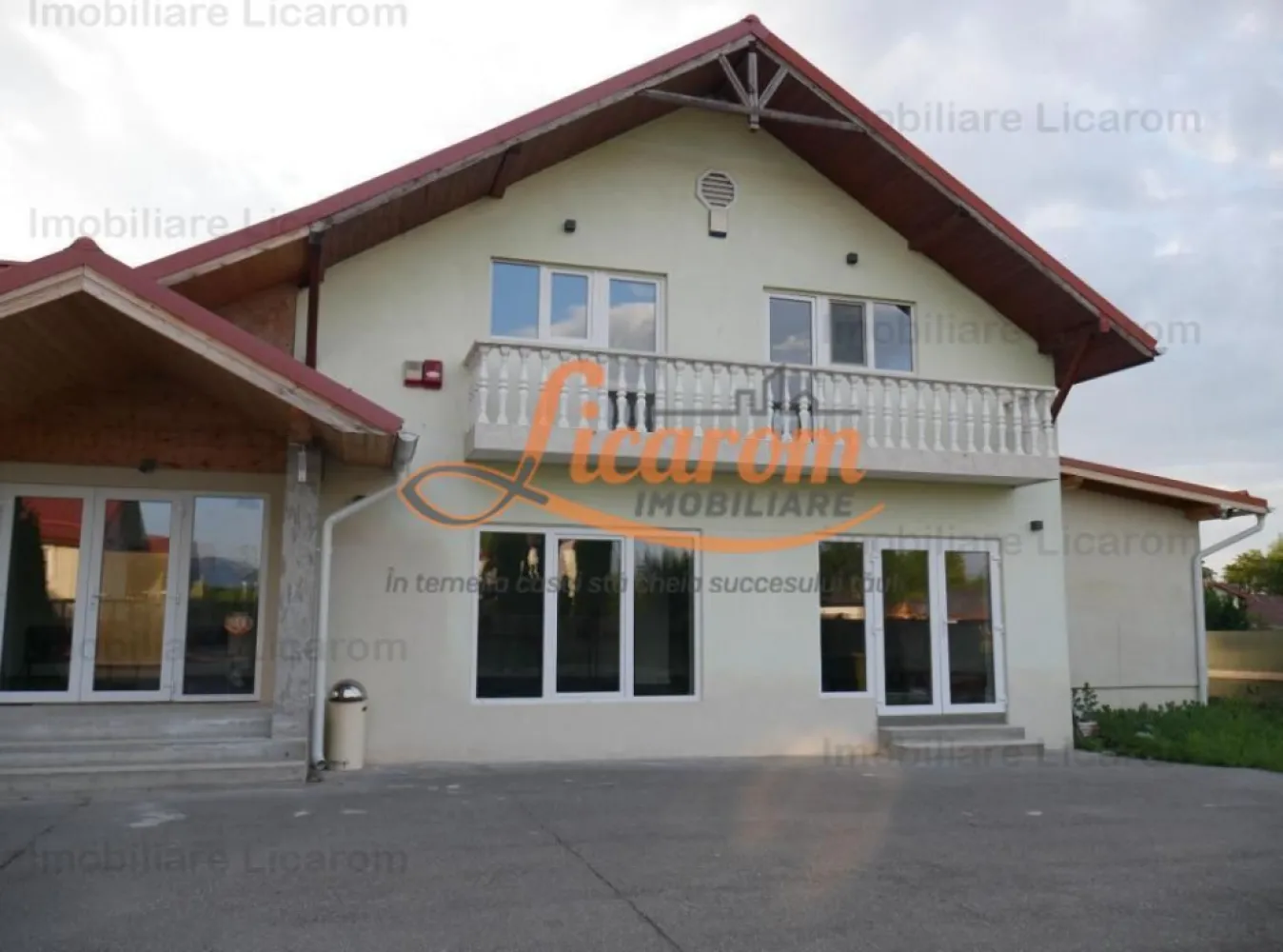 Vila Stupini pentru diverse activitati(gradinita after school),sau locuit - Agentia Licarom Imobiliare propune spre vanzare o vila in Stupini la 10 minute de centrul istoric si de autostrada A7,la 2 minute de centura Brasovului cu potential de transformare multipla (gradinita,after school ,inchiriere regim hotelier, spatiu mixt - firma+ locuinta). 
Imobilul a fost construit in 2004 si extins si modernizat in 2023 pe un teren de 2300 mp constituit din doua parcele una de 1500 mp pe care se afla imobilul si una de 800 mp cu o cale de acces secundara
Constructia este dispusa astfel :
la SUBSOL este spatiu tehnic in suprafata de 20 mp ,
la PARTER este zona deschisa in suprafata de aproximativ 160 mp, bucatarie si un spatiu tehnic si 2 sali de baie,hol si scari de acces la mansarda,
Iar MANSARDA este un hobby room cu baie in suprafata de 72 mp , dresing si balcon , trei camere matrimoniale , o camera tehnica ce se poate folosi ca si bucatarie.
Constructia este racordata si este amenajata cu materiale de cea mai inalta clasa.
Momentan functioneaza ca un CENTRU DE INSTRUIRE SI ECHIPARE CRESTINA (SCOALA.)- La parter = scoala si bucatarie,la Etaj= cazare.
Pretul este de 450000 euro.

Proprietatea este pretabila pentru a fi separata/compartimentata in 2 unitati locative fiecare cu intrarea separata im curte.

Pentru mai multe informatii nu ezitati sa ne contaactati la telefon 0723985424 Consultant imobiliar Liliana si 0741059397 Consultant imobiliar Calin.
