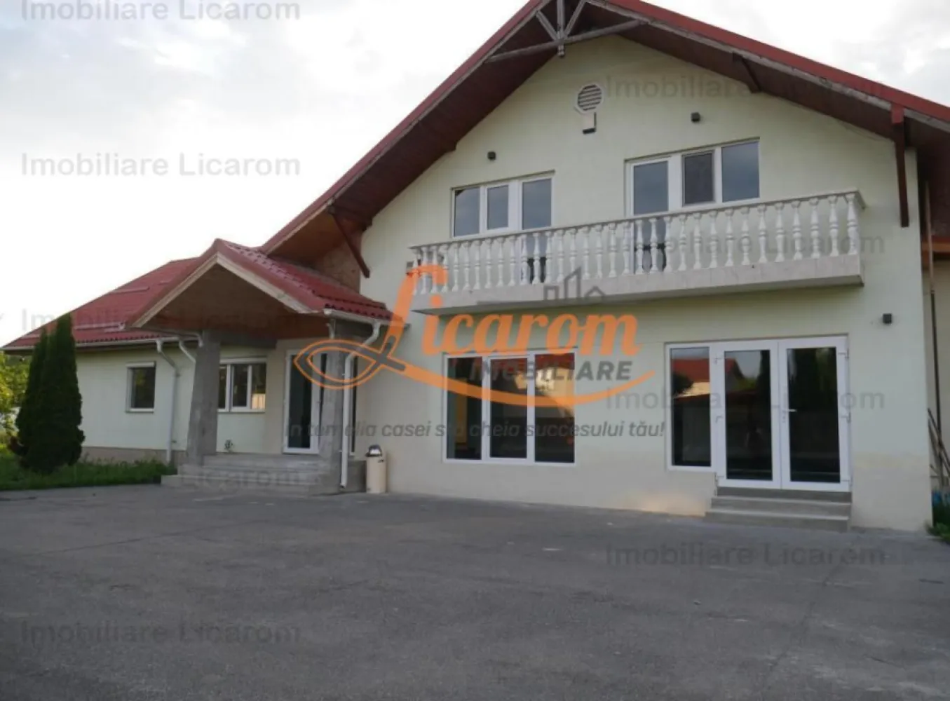 Vila Stupini pentru diverse activitati(gradinita after school),sau locuit - Agentia Licarom Imobiliare propune spre vanzare o vila in Stupini la 10 minute de centrul istoric si de autostrada A7,la 2 minute de centura Brasovului cu potential de transformare multipla (gradinita,after school ,inchiriere regim hotelier, spatiu mixt - firma+ locuinta). 
Imobilul a fost construit in 2004 si extins si modernizat in 2023 pe un teren de 2300 mp constituit din doua parcele una de 1500 mp pe care se afla imobilul si una de 800 mp cu o cale de acces secundara
Constructia este dispusa astfel :
la SUBSOL este spatiu tehnic in suprafata de 20 mp ,
la PARTER este zona deschisa in suprafata de aproximativ 160 mp, bucatarie si un spatiu tehnic si 2 sali de baie,hol si scari de acces la mansarda,
Iar MANSARDA este un hobby room cu baie in suprafata de 72 mp , dresing si balcon , trei camere matrimoniale , o camera tehnica ce se poate folosi ca si bucatarie.
Constructia este racordata si este amenajata cu materiale de cea mai inalta clasa.
Momentan functioneaza ca un CENTRU DE INSTRUIRE SI ECHIPARE CRESTINA (SCOALA.)- La parter = scoala si bucatarie,la Etaj= cazare.
Pretul este de 450000 euro.

Proprietatea este pretabila pentru a fi separata/compartimentata in 2 unitati locative fiecare cu intrarea separata im curte.

Pentru mai multe informatii nu ezitati sa ne contaactati la telefon 0723985424 Consultant imobiliar Liliana si 0741059397 Consultant imobiliar Calin.