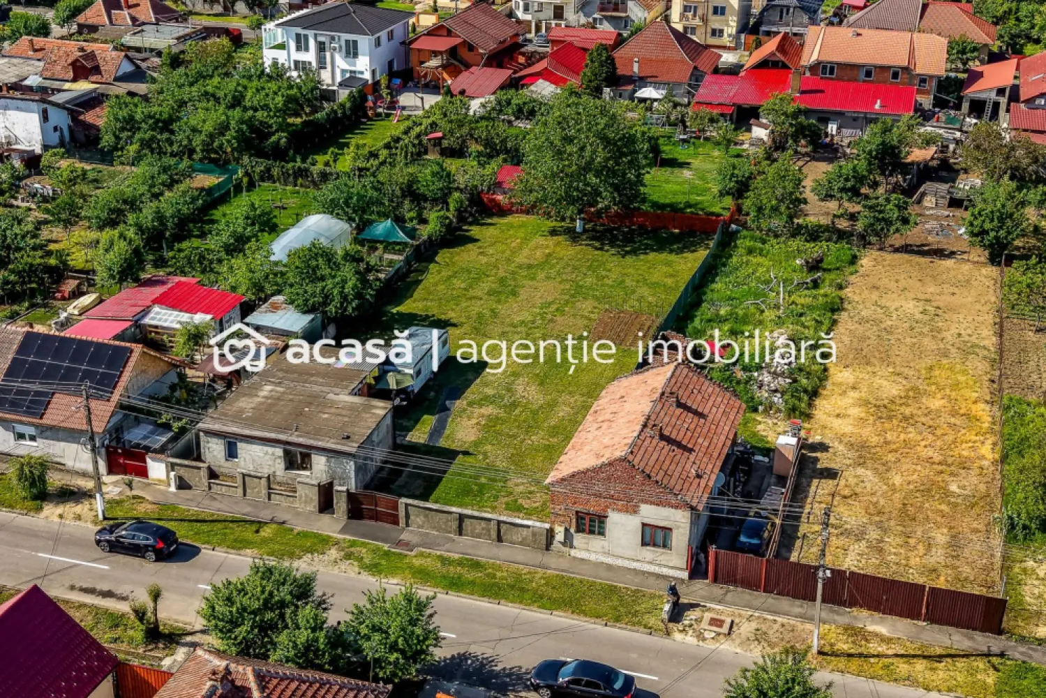 Teren generos de vânzare în cartierul Bujac Comision 0% - Comision 0%
Vă propunem spre vânzare un teren intravilan excelent poziționat în cartierul Bujac, având o suprafață ideală de 1.120 mp și un front stradal perfect de 22 ml, oferind multiple posibilități de dezvoltare.

Proprietatea beneficiază de toate utilitățile disponibile și dispune de o construcție existentă pe teren, ce poate fi utilizată ca locuință provizorie pe perioada edificării unei noi construcții. De asemenea, aceasta poate fi extinsă sau demolată, în funcție de planurile viitorului proprietar.

Terenul este ideal pentru construirea unei vile superbe, cu spațiu generos și intimitate, dar reprezintă totodată o alegere excelentă pentru investitori interesați de dezvoltarea unui duplex sau a unor case înșiruite.

Zonă liniștită, acces facil și potențial excelent de dezvoltare!

📞 Pentru detalii și programarea unei vizionări:
Blaga Flavius – 0754467525 Consultant imobiliar acreditat APAIR (Asociația Profesională a Agenților Imobiliari din România)

Nu dispui de toată suma? Te ajutăm noi gratuit! Îți obținem oferte de la 16 bănci.
Ai o proprietate de vânzare în Arad și vrei să știi cât valorează cu adevărat?

Birou: ACASĂ | Agenție imobiliară Arad
Adresă: Bulevardul Decebal 2, Arad 310133