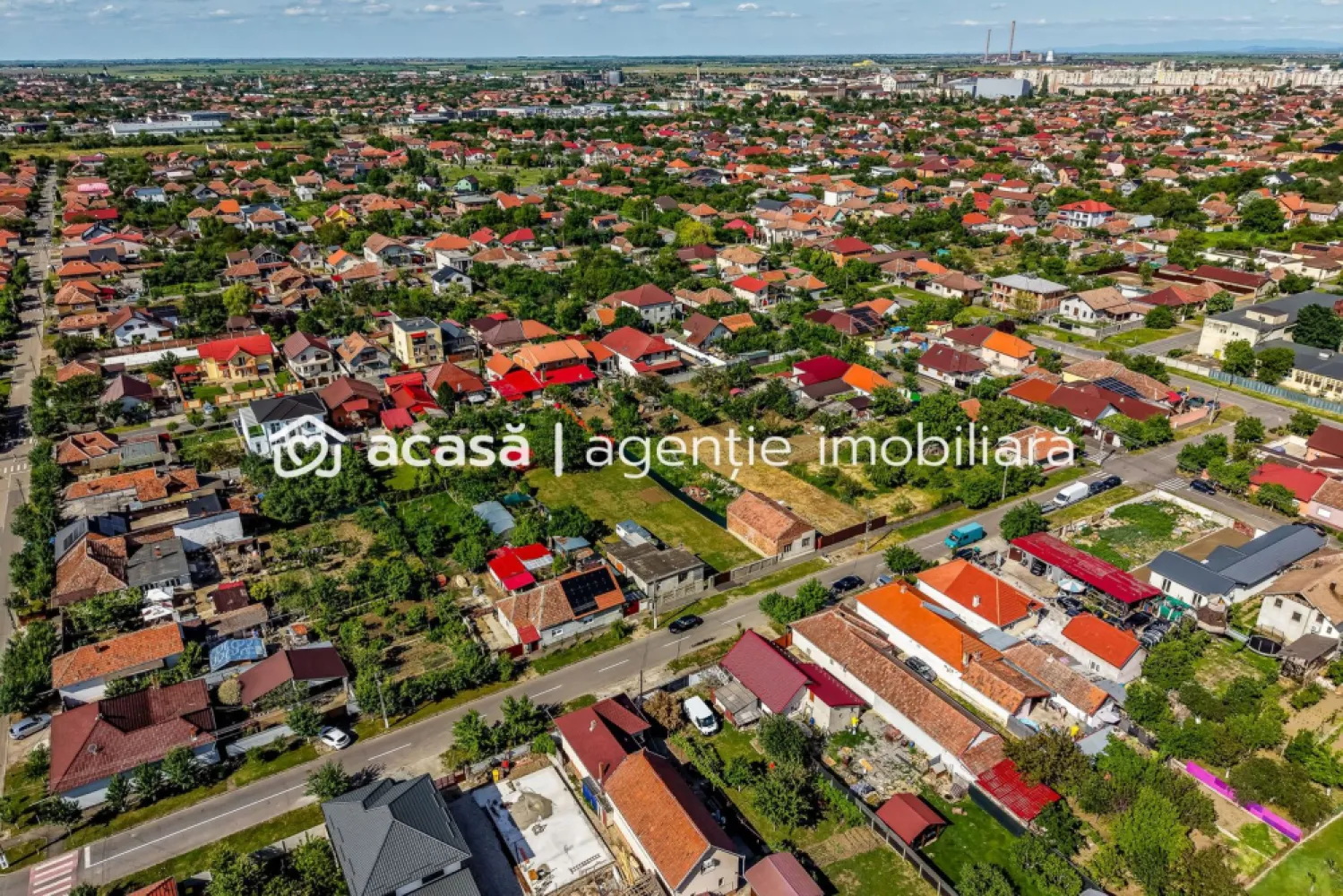 Teren generos de vânzare în cartierul Bujac Comision 0% - Comision 0%
Vă propunem spre vânzare un teren intravilan excelent poziționat în cartierul Bujac, având o suprafață ideală de 1.120 mp și un front stradal perfect de 22 ml, oferind multiple posibilități de dezvoltare.

Proprietatea beneficiază de toate utilitățile disponibile și dispune de o construcție existentă pe teren, ce poate fi utilizată ca locuință provizorie pe perioada edificării unei noi construcții. De asemenea, aceasta poate fi extinsă sau demolată, în funcție de planurile viitorului proprietar.

Terenul este ideal pentru construirea unei vile superbe, cu spațiu generos și intimitate, dar reprezintă totodată o alegere excelentă pentru investitori interesați de dezvoltarea unui duplex sau a unor case înșiruite.

Zonă liniștită, acces facil și potențial excelent de dezvoltare!

📞 Pentru detalii și programarea unei vizionări:
Blaga Flavius – 0754467525 Consultant imobiliar acreditat APAIR (Asociația Profesională a Agenților Imobiliari din România)

Nu dispui de toată suma? Te ajutăm noi gratuit! Îți obținem oferte de la 16 bănci.
Ai o proprietate de vânzare în Arad și vrei să știi cât valorează cu adevărat?

Birou: ACASĂ | Agenție imobiliară Arad
Adresă: Bulevardul Decebal 2, Arad 310133