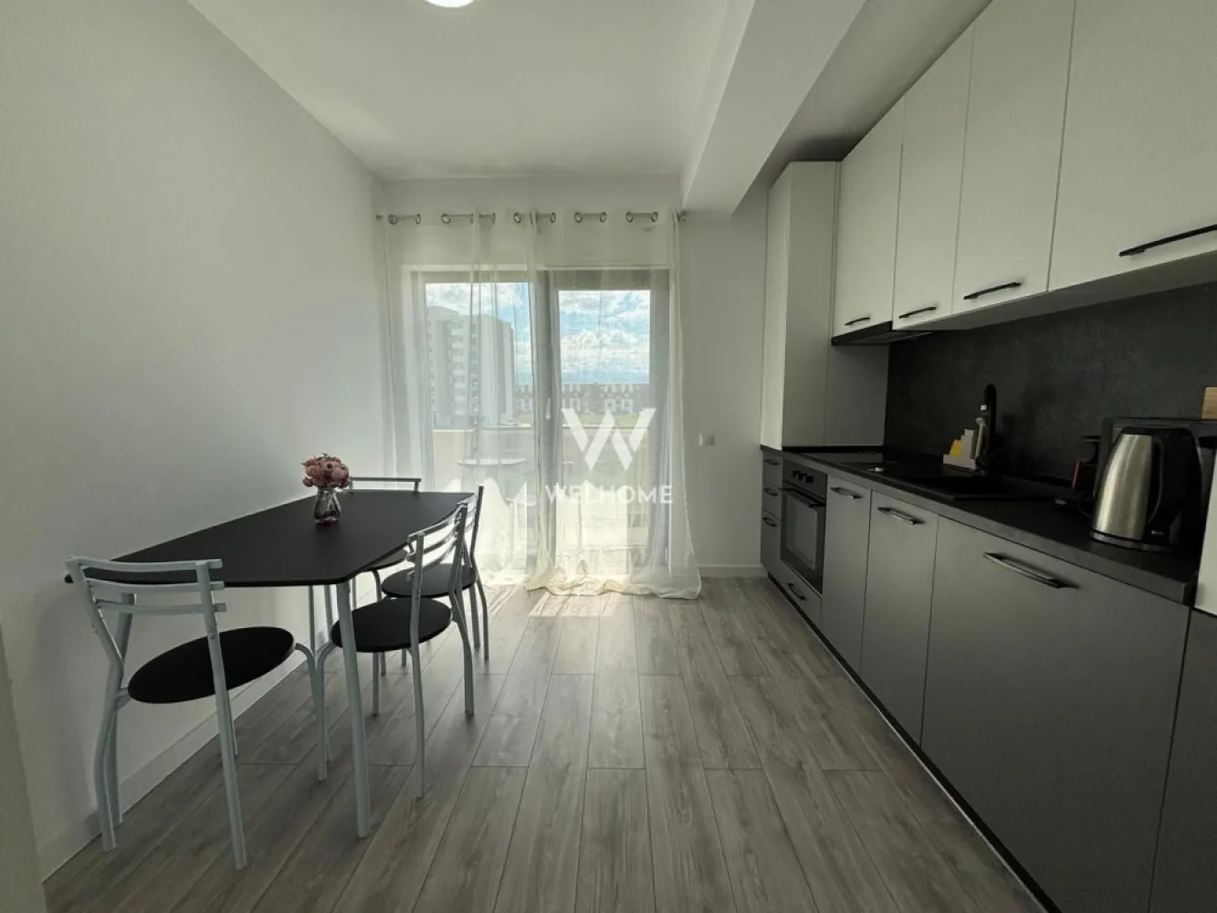 Apartament 2 camere deosebit in zona Doamna Stanca, Dedeman - Apartament 2 camere MODERN cu bucătărie separată - Doamna Stanca

Apartamentul are o suprafață utilă de 55 mp, se află la etajul 2 și a fost utilizat anterior în regim hotelier, fiind dotat cu tot ce este necesar.
Compartimentare:
- Hol de acces, bucătărie separată, living spațios, baie cu geam, balcon.
Apartamentul este unul luminos și călduros având orientare sudică.
Locația este ideală, având acces facil la centre comerciale, supermarket-uri, școală, mijloace de transport.
Perioada minimă contractuală este de 12 luni. 
Nu se acceptă animale de companie.
Pentru mai multe detalii sau pentru programarea unei vizionări, vă stau la dispoziție.

Chirie lunară: 600 Euro Negociabil + garanție
Comision client: 50% din prima chirie