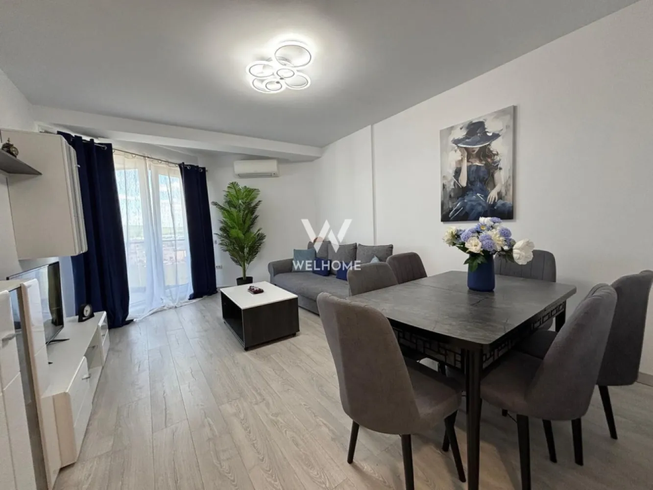 Apartament 2 camere, 2 terase cu priveliște spre munți - Doamna Stanca - Apartament 2 camere cu bucătărie separată - în ansamblul Evolution, Doamna Stanca

Locuința se află într-un bloc nou, dotat cu două lifturi de ultimă generație, oferind un confort sporit și acces facil.
Apartamentul are o suprafață utilă de 58 mp și a fost utilizat anterior în regim hotelier, ceea ce garantează dotări complete și o stare impecabilă. 
Compartimentare:
- Hol de acces, bucătărie separată, living spațios, baie, plus 2 terase generoase cu o priveliște deosebită.
Locația este ideală, având acces facil la centre comerciale, supermarket-uri, școală, mijloace de transport.
Proprietatea include un loc de parcare privat situat chiar în fața imobilului. 
Perioada minimă contractuală este de 12 luni. 
Se acceptă animale de companie: câine de talie mică 
Pentru mai multe detalii sau pentru programarea unei vizionări, vă stau la dispoziție.

Chirie lunară: 600 Euro Negociabil + garanție
Comision client: 50% din prima chirie
