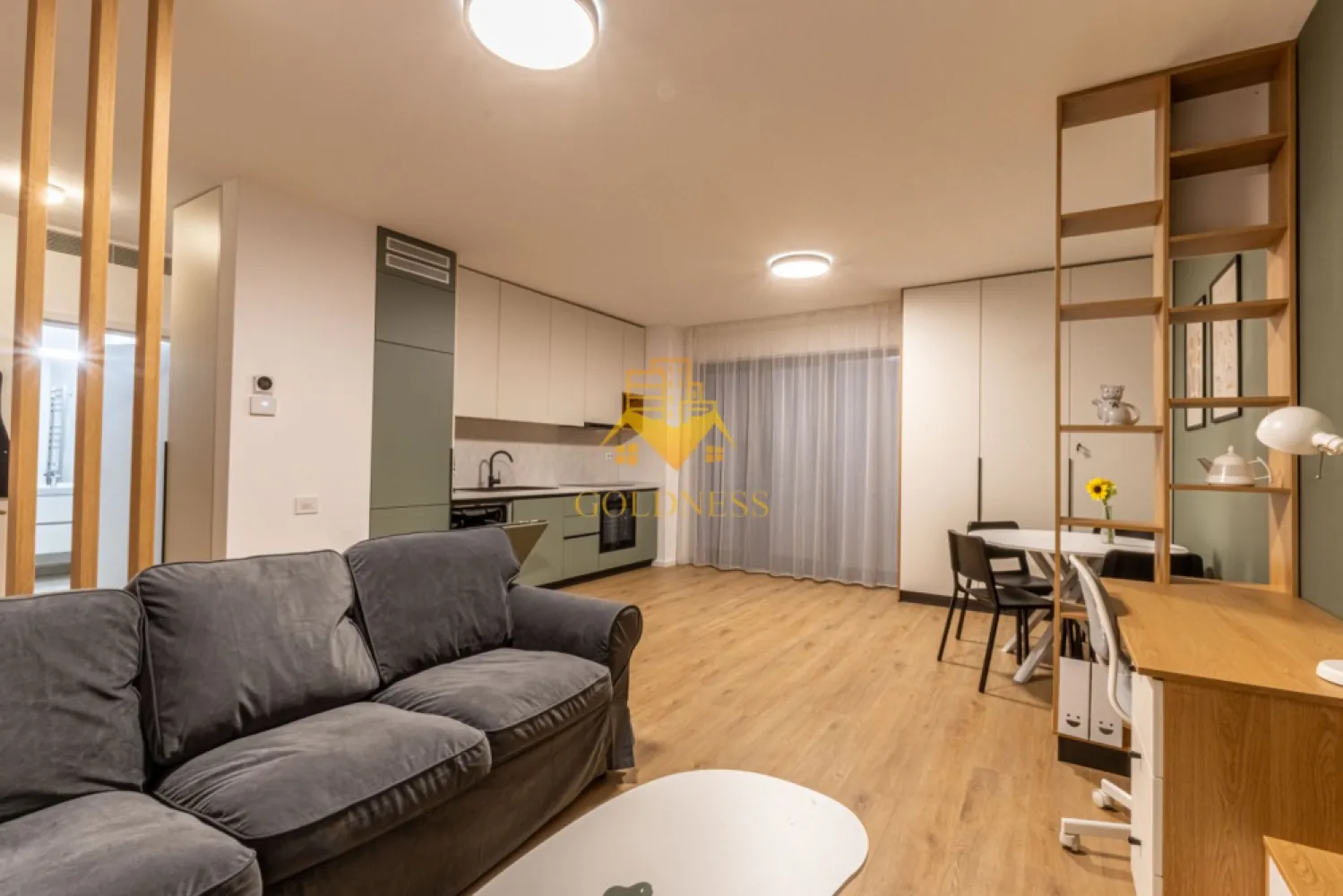 2 camere open space, Gara, Liberty Residence, Cartierul Iris, Parcare - GOLDNESS Imobiliare vă propune spre vanzare un apartament ultramodern cu 2 camere open space complet mobilat și utilat, la etajul 4 într-un imobil de 6 etaje, în Cartierul Iris.
Dispune de parcare subterana !
Se află în apropierea stațiilor de transport în comun, magazine, restaurante, spații verzi, farmacii, etc. 

Apartamentul este compartimentat astfel:
 - dormitor cu pat matrimonial, dressing, noptiere, comoda TV
 - living cu bucatarie open space complet utilată, canapea extensibilă, loc de servit masa 
 - baie cu cabina de dus, calorifer port prosop și dulap pentru depozitare.
 - terasa de 10 MP

Imobilul este dotat cu toate cele necesare- centrală de loc, mașină de spălat haine, mașină de spălat vase, frigider, plită electrică, hotă, etc. 

Dacă sunteți interesați de acest apartament și doriți să îl vizionați, dar și pentru alte oferte nu ezitați să ne contactați telefonic sau prin e-mail. Vă stăm la dispoziție!
Pentru intermediere se percepe un comision de 50 % din prețul chiriei !
