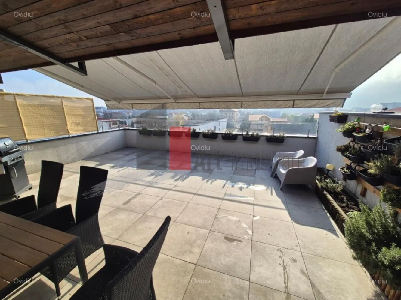Vindem apartament 3 camere Drumul Taberei-Valea Doftanei+2 locuri parcare - Vindem apartament 3 camere 85 mp + terasa 51 mp exact langa parcul Constantin Brancusi, Drumul Taberei, sect 6.
 Apart. se afla intr-un bloc nou, et 4 cu lift, pozitionare est, cu multa lumina naturala, cat si intimitate mare. In zona se afla statia de metrou Valea Ialomitei, cresa in constructie, gradinita noua, cat si mai multe scoli. 
Apartamentul este foarte bine proiectat astfel incat se poate recompartimenta in 4 camere sau in varianta in care se uneste bucataria cu livingul si astfel se obtine un spatiu foarte generos de cca 40 mp. Terasa este amenajata cu panouri de sticla cat si cu o marchiza automata, care acopera mare parte din terasa
 Intentionam sa-l vindem nemobilat.
 Detinem si 2 locuri de parcare cost 9.000 Euro/loc. Se poate opta pentru achizitia unui singur loc de parcare, celalalt il putem vinde la vecini.