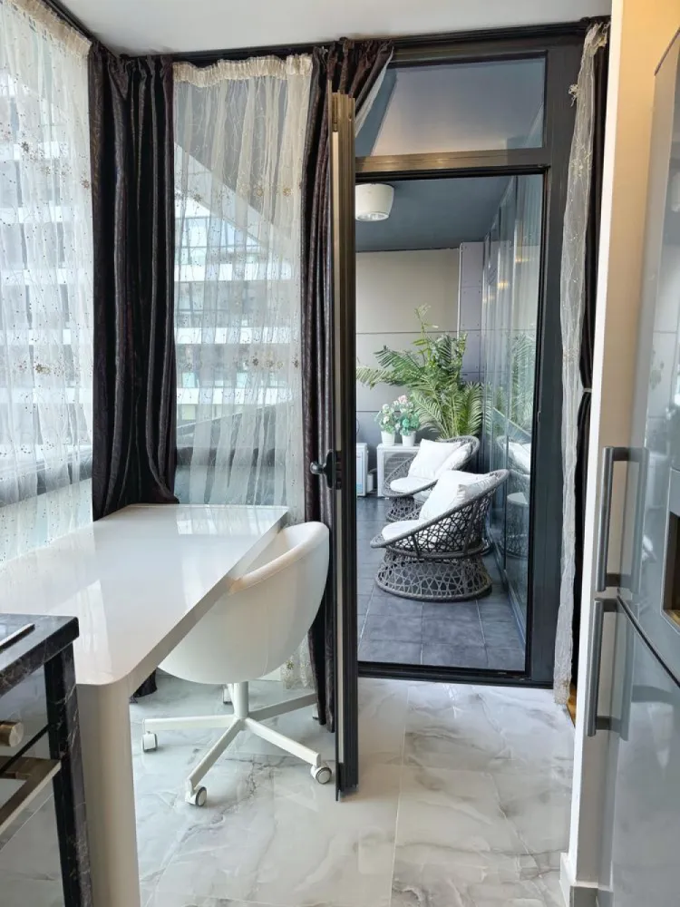 BRASADAS închiriază ap 2 cam etaj 2 50mp UNIRII tip Studio. - Agenția imobiliara BRASADAS închiriază apartament două camere tip studio, spațios și complet mobilat, situat într-un bloc rezidențial construit în 2012 in zona Unirii/Muncii – una dintre cele mai căutate zone din București.

Detalii apartament:
 • Suprafață: 50 mp, cu balcon mare și vedere spre curtea interioară (fără zgomot)
 • Etaj: 2/Bloc cu lift
 • Compartimentare modernă, deschisă, ideală pentru o persoană sau un cuplu
 • Disponibil imediat pentru închiriere.

Dotări și facilități:
 • Electrocasnice Franke: plită electrică, cuptor electric
 • Mașină de spălat rufe, frigider, 2 televizoare etc
 • 2 aparate de aer condiționat
 • Cablu TV și internet disponibile
 • Supraveghere video și pază 24/7
 • Încălzire centralizată (bloc)
 • Balcon spațios, ideal pentru relaxare

Extra:
 • Posibilitatea de a parca în fața scării pe termen limitat și loc de parcare vizitatori.

 • Stații de încărcare electrică pentru autovehicule în fața scării. 

 • Posibilitate de închiriere loc de parcare subteran (încălzit).

 • Ghenă de gunoi subterană + suport biciclete subteran încălzit.

 • La cerere, în apartament se pot face mici modificări/schimbare mobilier pentru confortul chiriașului.
 

Preț chirie: 600 €/lună, înregistrat la ANAF, fără alte costuri pentru chiriaș.
(Parcarea se poate închiria separat, la cerere).

Contract pe minim 18 luni.

Nu acceptăm animale de companie.

Pentru mai multe oferte accesați www.brasadas.com.