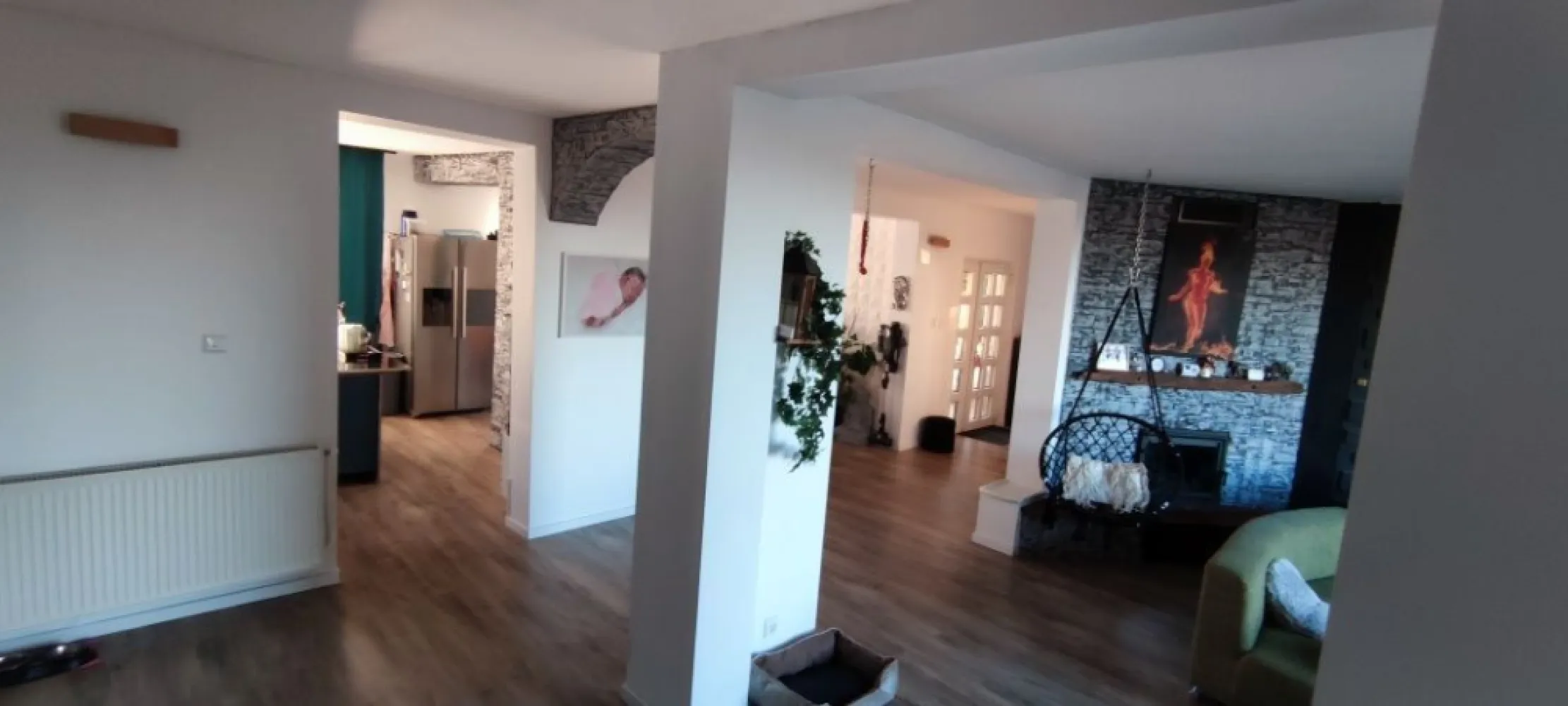 BRASADAS vinde casa cu 7 camere si teren 890mp în Decebal. - Agenția imobiliara BRASADAS vinde o casă modernă, spațioasă, situată într-o zonă liniștită din localitatea Decebal, la doar 15 minute de centrul orașului Satu Mare. Proprietatea dispune de dotări premium, un teren generos și este ideală atât pentru locuință personală, cât și pentru investiție.
Detalii proprietate:
Suprafață construită: 405 mp ( 135 pe nivel)
Suprafață teren: 890 mp
Front stradal: 20 m
7 camere
Bucătărie open space cu living, oferind un spațiu generos și luminosBeci spațios, care poate fi amenajat după bunul plac al viitorului proprietar.
Dotări și finisaje:Casă complet finisată
Panouri solare pentru eficiență energetică
Sistem de climatizare
Geamuri termopan
Încălzire cu centrală proprie pe gaz sau semineu
Teren îngrădit
Utilități: apă, gaz, curent, canalizare
Pentru mai multe oferte accesați www.brasadas.com.