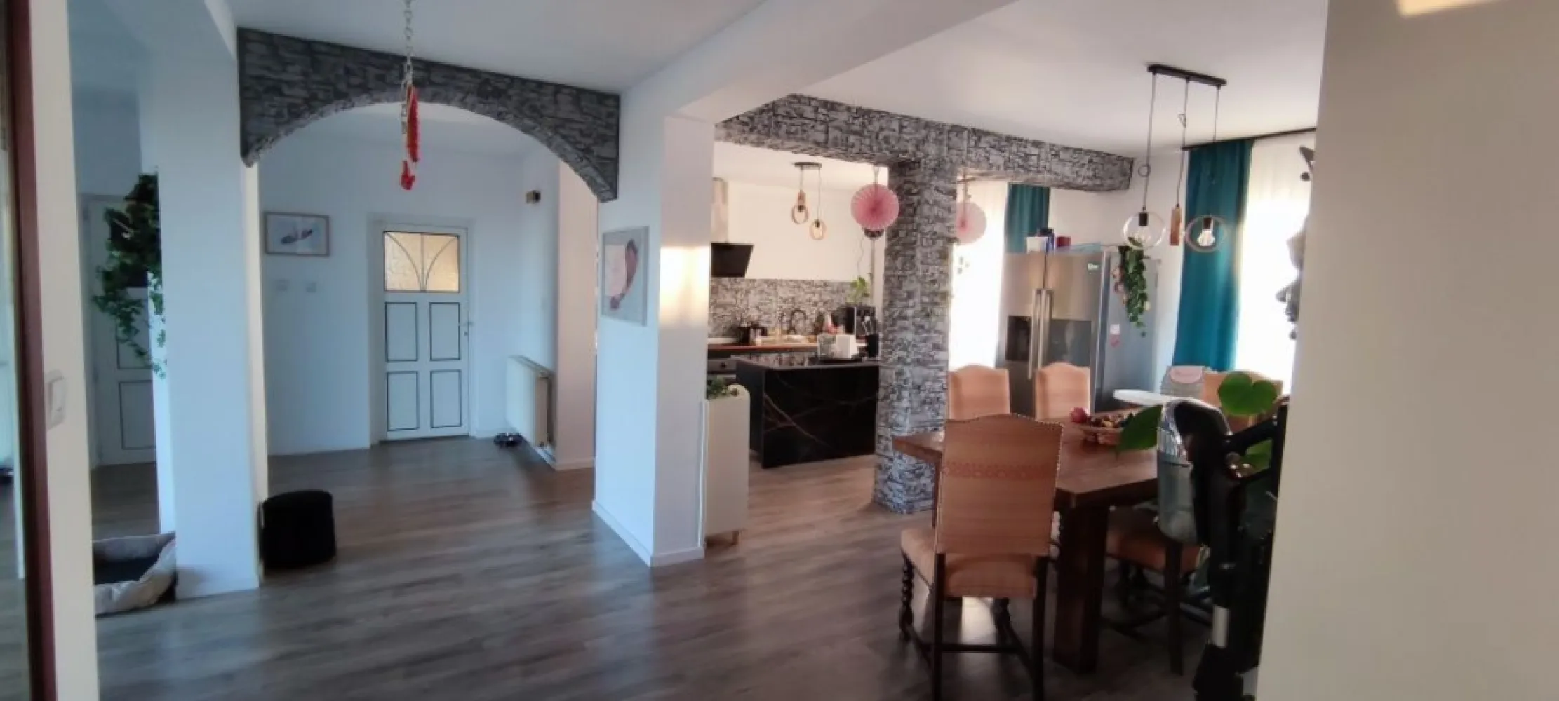 BRASADAS vinde casa cu 7 camere si teren 890mp în Decebal. - Agenția imobiliara BRASADAS vinde o casă modernă, spațioasă, situată într-o zonă liniștită din localitatea Decebal, la doar 15 minute de centrul orașului Satu Mare. Proprietatea dispune de dotări premium, un teren generos și este ideală atât pentru locuință personală, cât și pentru investiție.
Detalii proprietate:
Suprafață construită: 405 mp ( 135 pe nivel)
Suprafață teren: 890 mp
Front stradal: 20 m
7 camere
Bucătărie open space cu living, oferind un spațiu generos și luminosBeci spațios, care poate fi amenajat după bunul plac al viitorului proprietar.
Dotări și finisaje:Casă complet finisată
Panouri solare pentru eficiență energetică
Sistem de climatizare
Geamuri termopan
Încălzire cu centrală proprie pe gaz sau semineu
Teren îngrădit
Utilități: apă, gaz, curent, canalizare
Pentru mai multe oferte accesați www.brasadas.com.