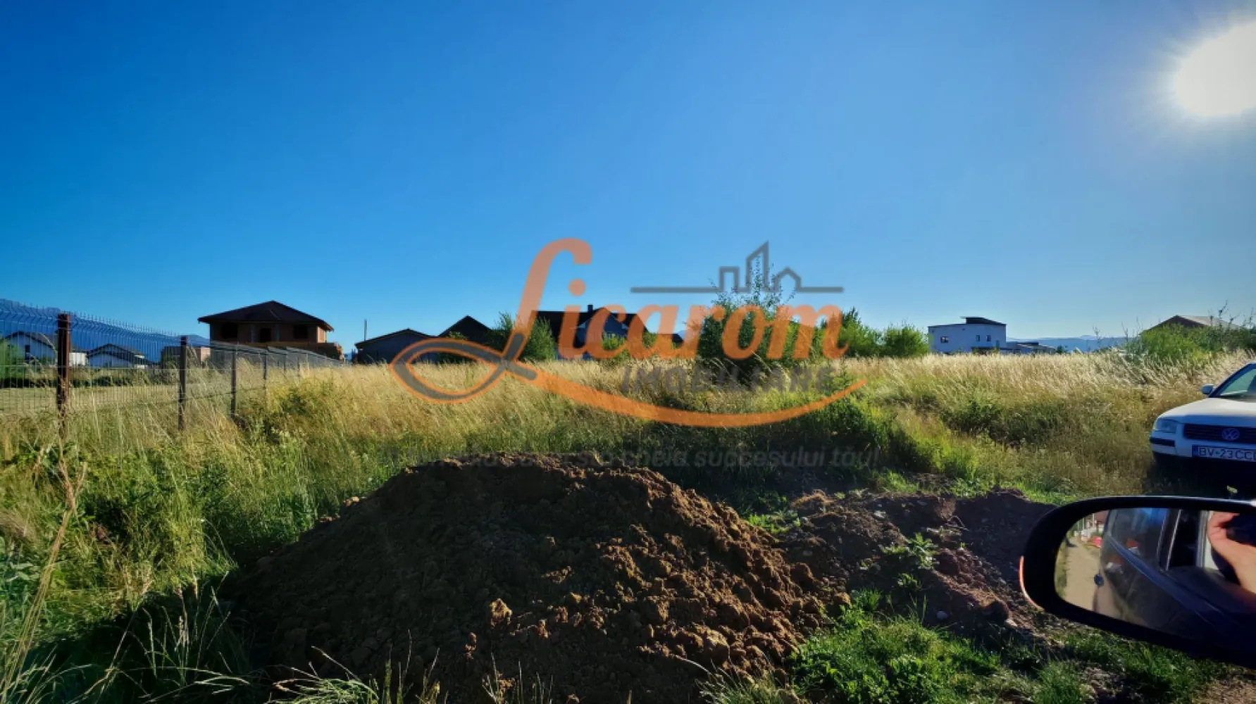 Teren intravilan 1000 mp pt construcții case Cristian str Nisipului - Licarom Imobiliare propune spre vanzare un teren intravilan în Comuna Cristian zona de vile în plina dezvoltare.
Terenul este în suprafață de 1000 mp cu un Front Stradal de 20 m situat pe o strada cu iluminat stradal și între vile nou construite. 
Toate utilitățile apa, canalizarea, curentul electric și gazul se afla la o distanta de 40 m de parcela. 
Toate actele sunt in regula ; detine CF, PUZ si conform Certificatului de Urbanism POT este 30% și CUT este 0,8.
Terenul este intabulat ca și curți construcții,regimul de înălțime este S+P+1E, pretabil pentru vile individuale sau cuplate( duplex).
Prețul parcelei este 105000 euro.
Pentru mai multe detalii si vizionari, nu ezitati sa ne contactati la telefon 0741059397 Consultant imobiliar Calin