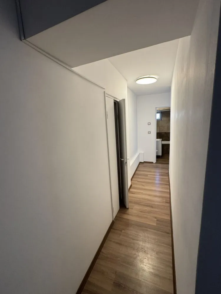 Inchiriez apartament 2 camere Piata Victoriei - Apartament 2 camere, complet mobilat si utilat, situat pe Sos. N. Titulescu, in imediata apropiere a Pietei Victoriei, nu beneficiaza de loc de parcare.